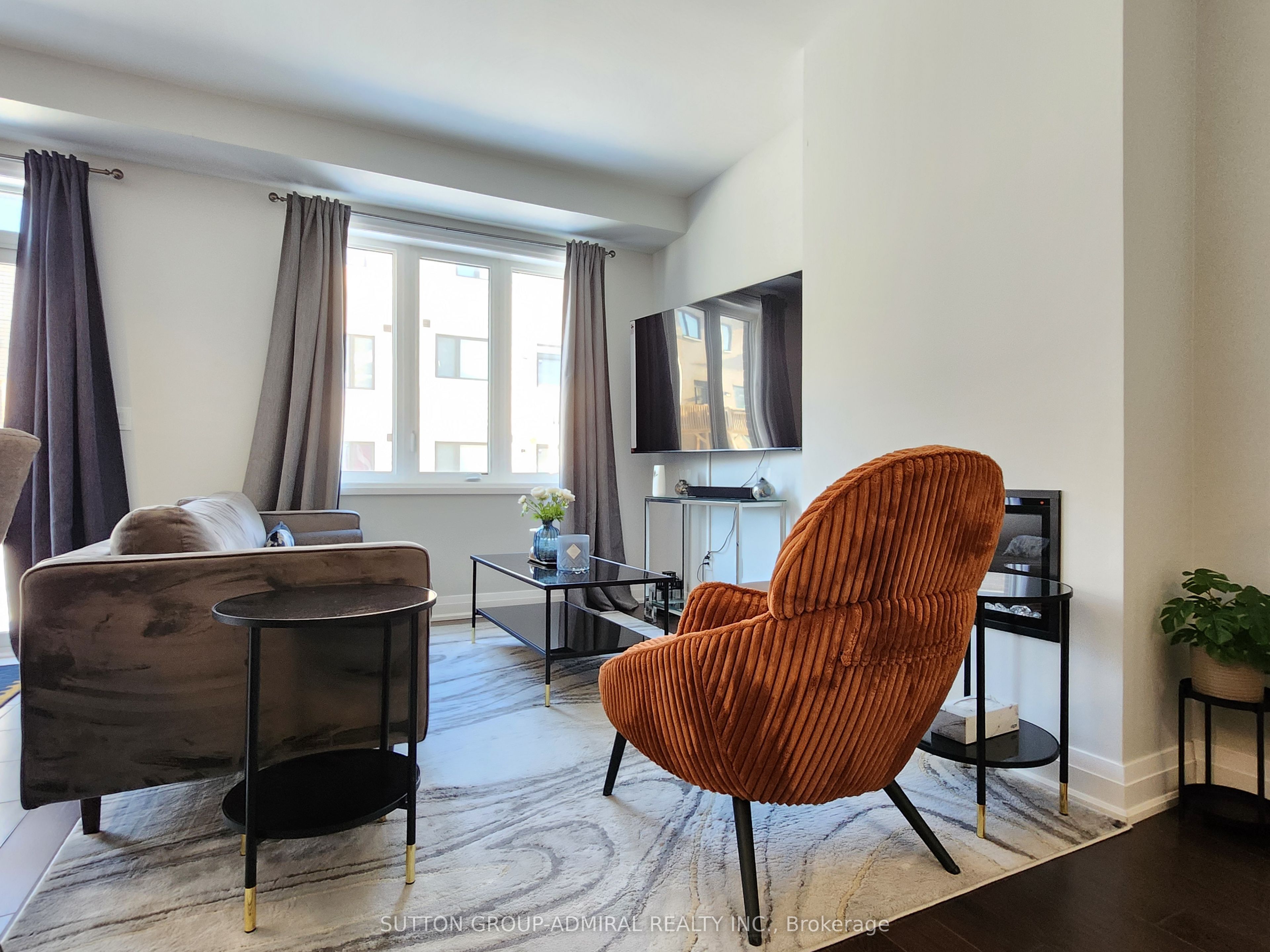 984 Crowsnest Hollow