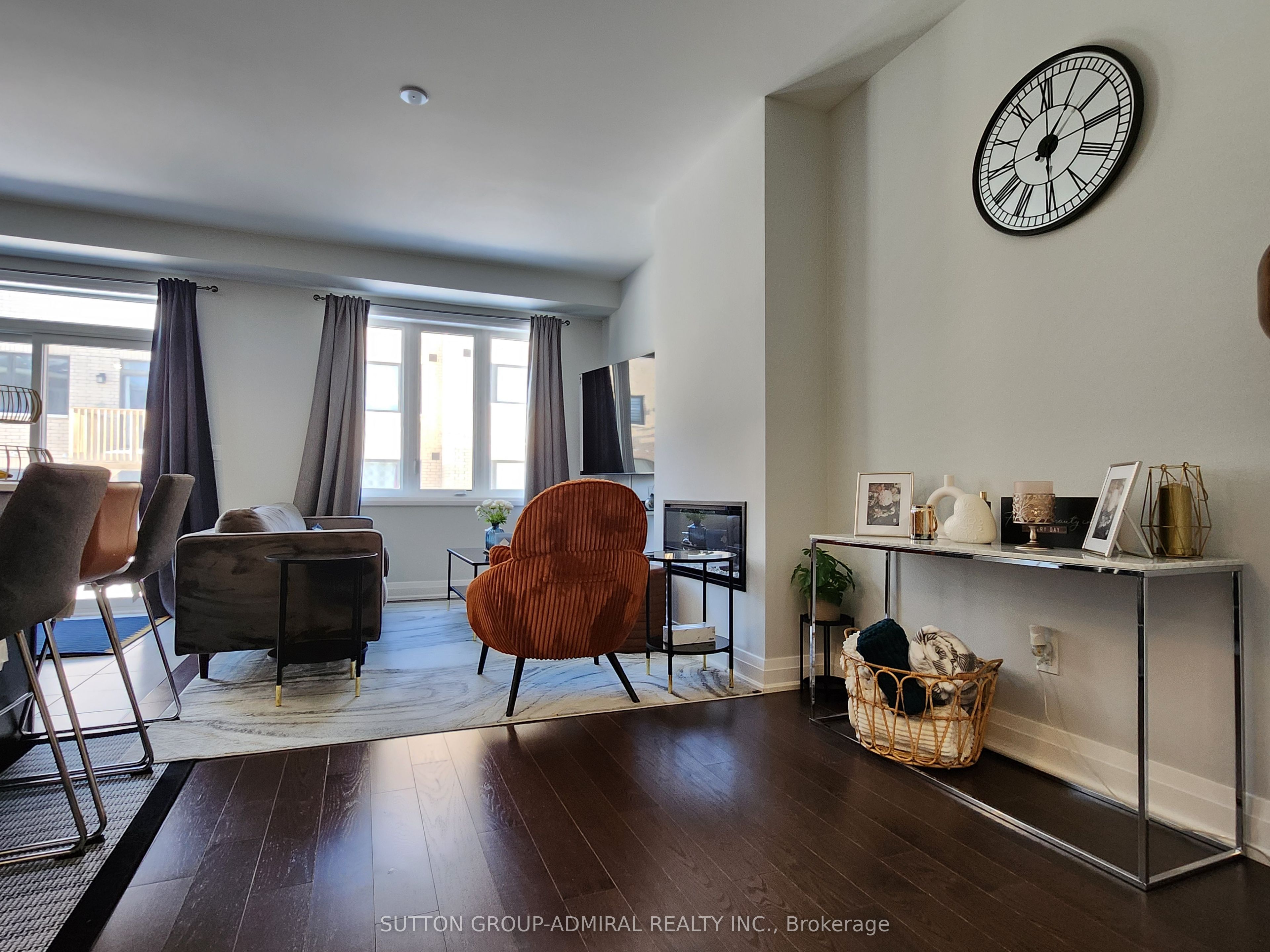 984 Crowsnest Hollow