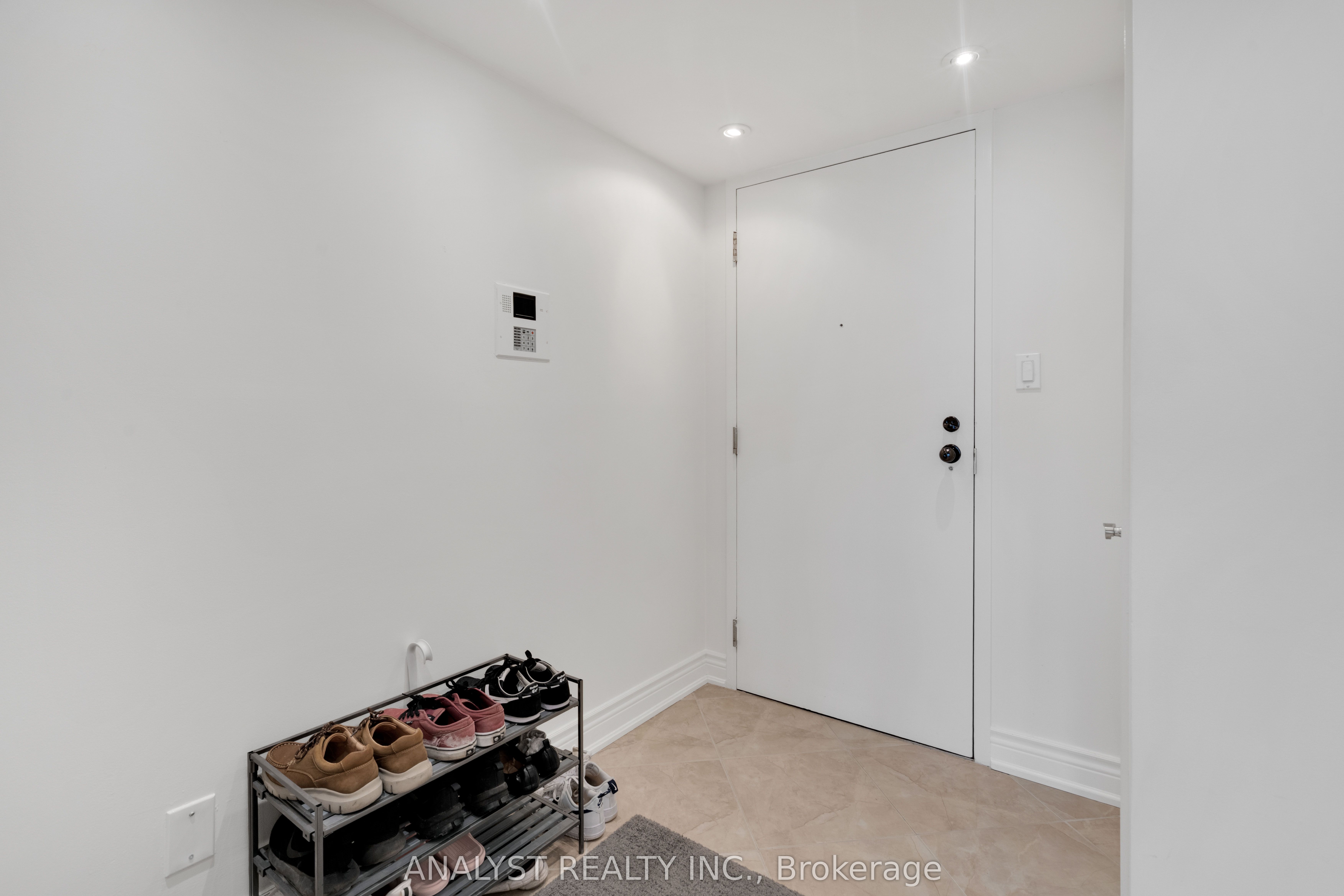50 Eglinton Avenue W 909