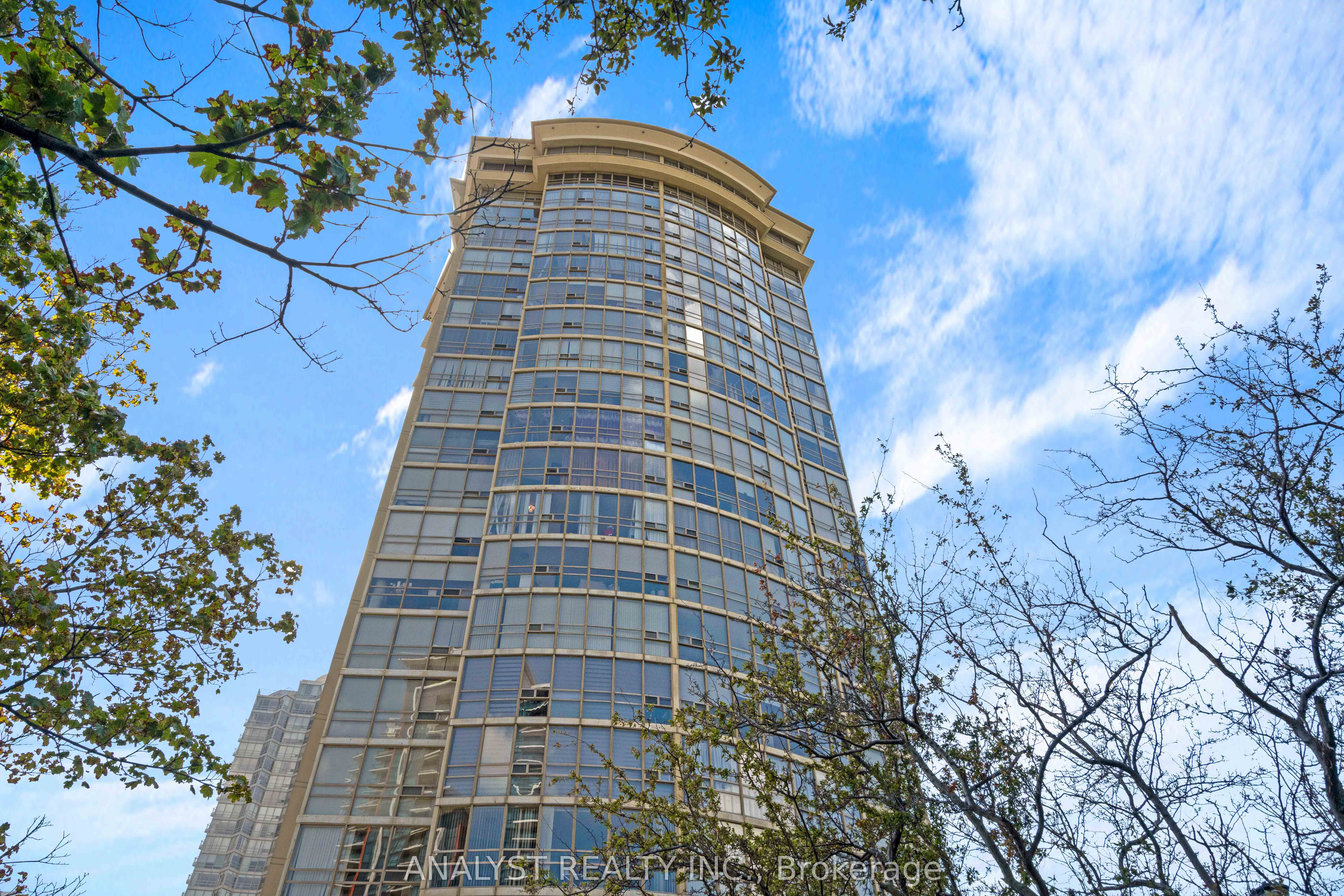 50 Eglinton Avenue W 909