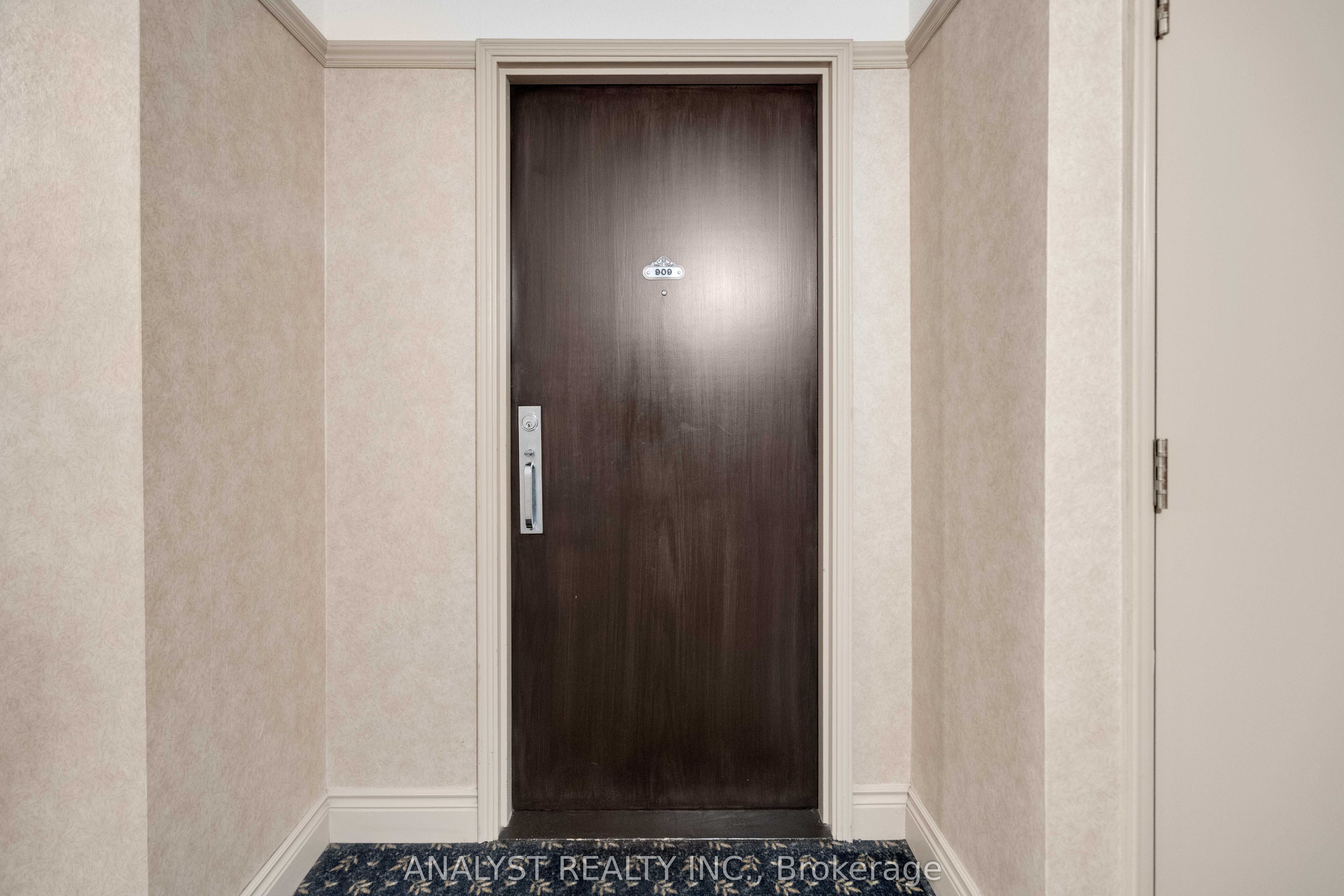 50 Eglinton Avenue W 909