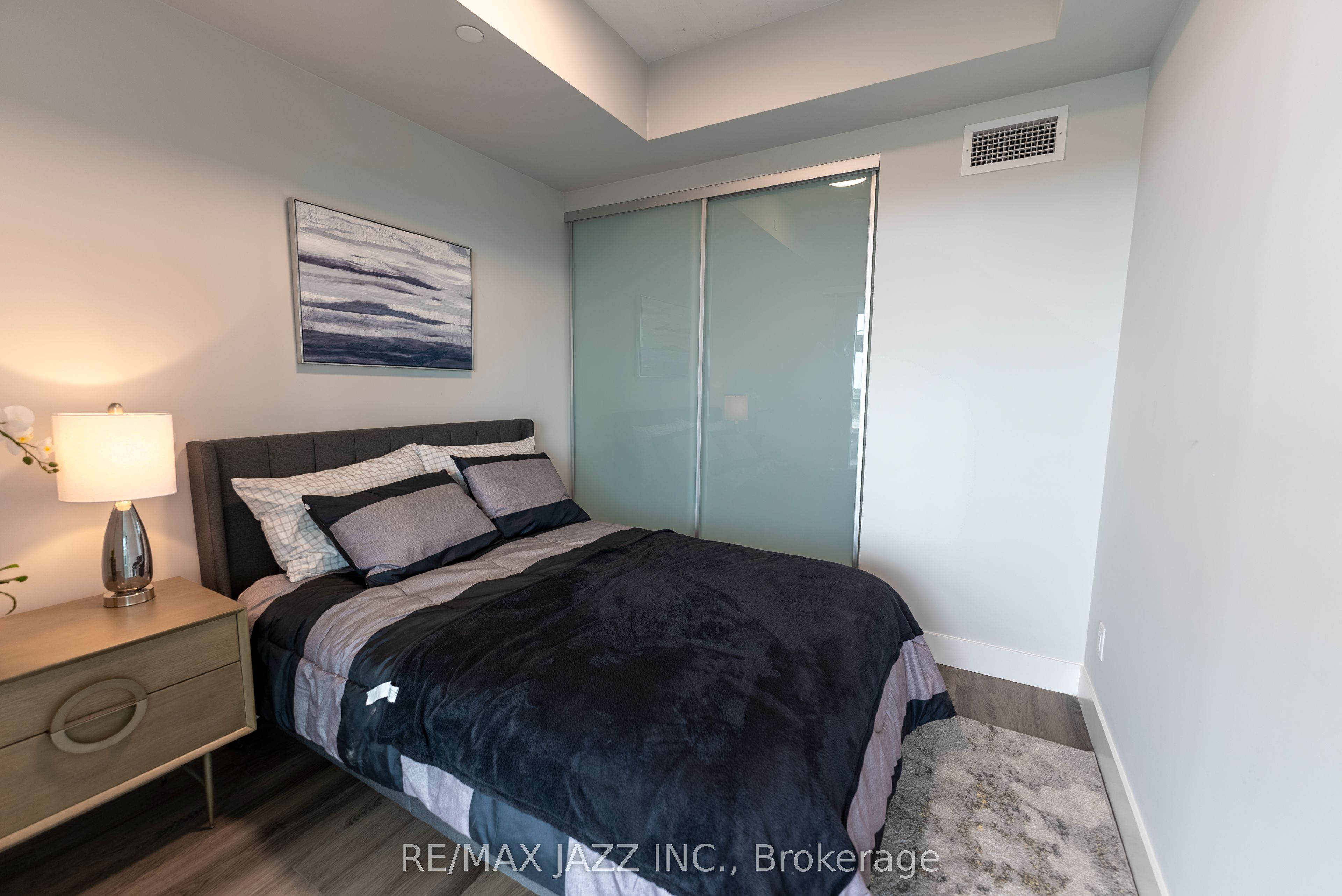 80 Bond Street E 1407