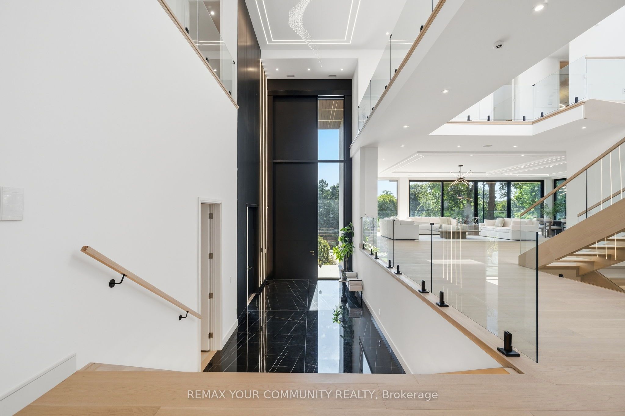 35 Riverside Boulevard