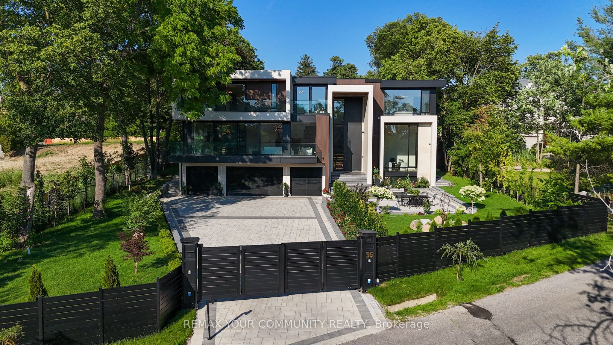 35 Riverside Boulevard