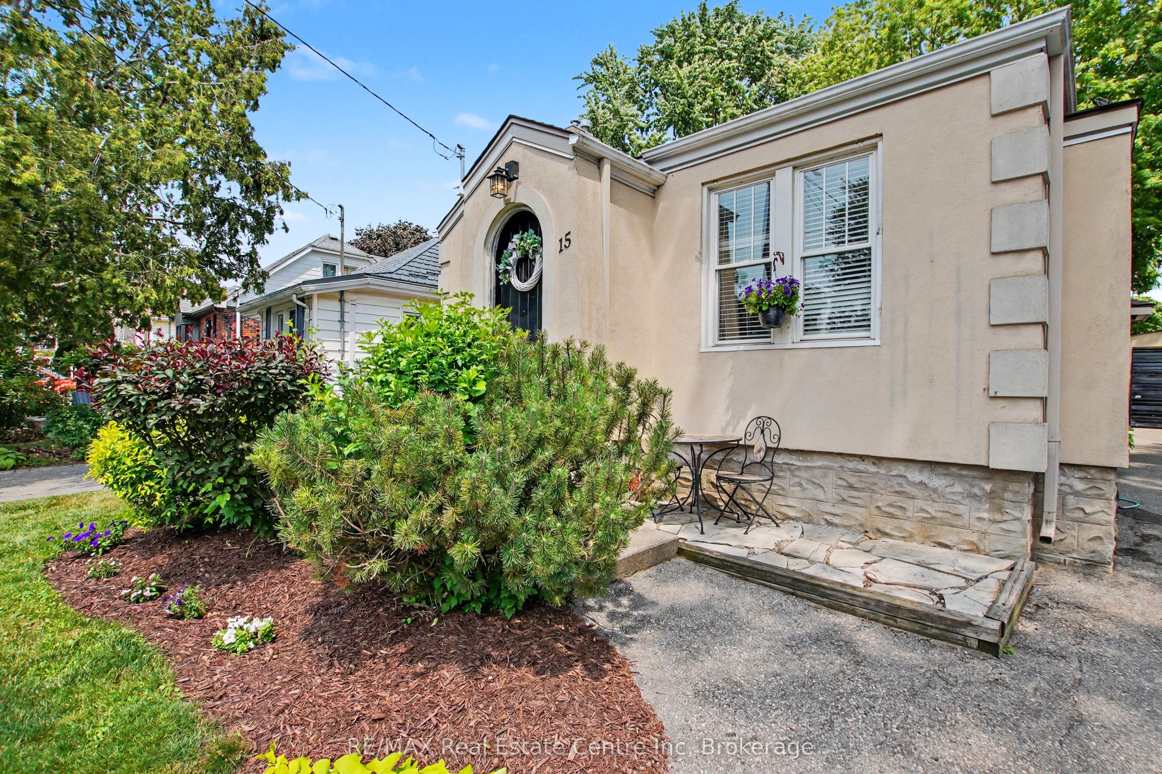 15 Elgin Street N