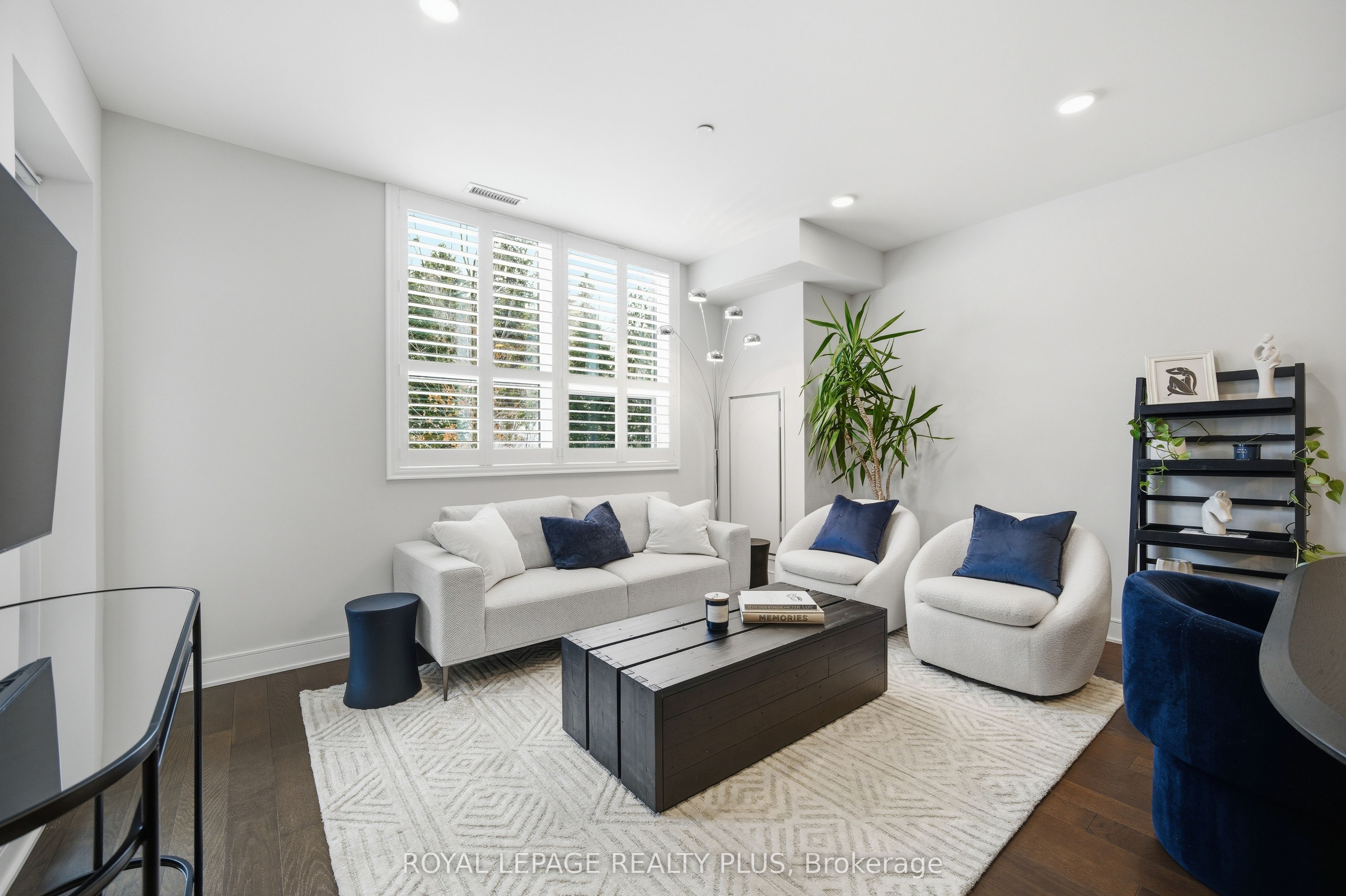 1575 Lakeshore Road W 117