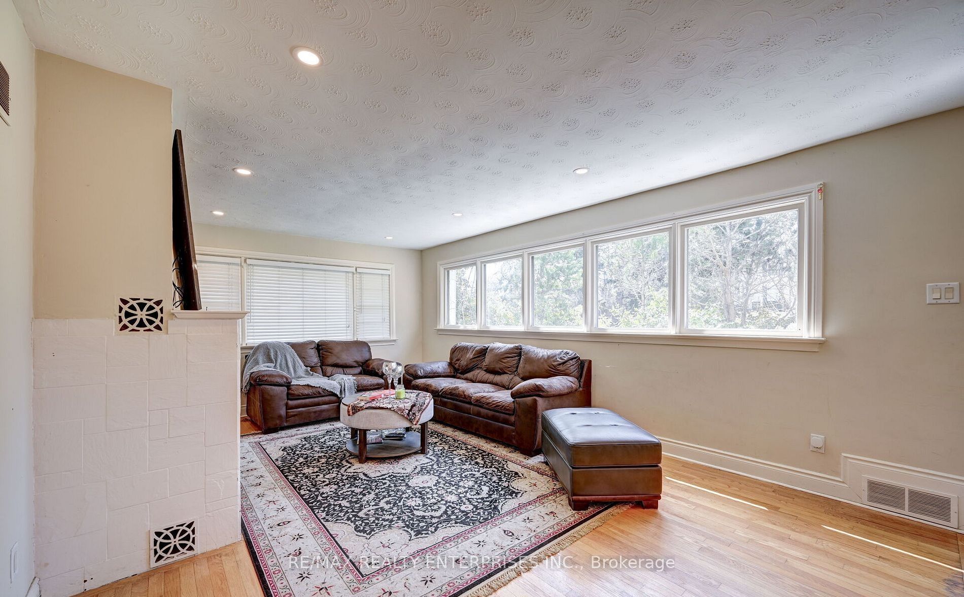 1235 Old River Road