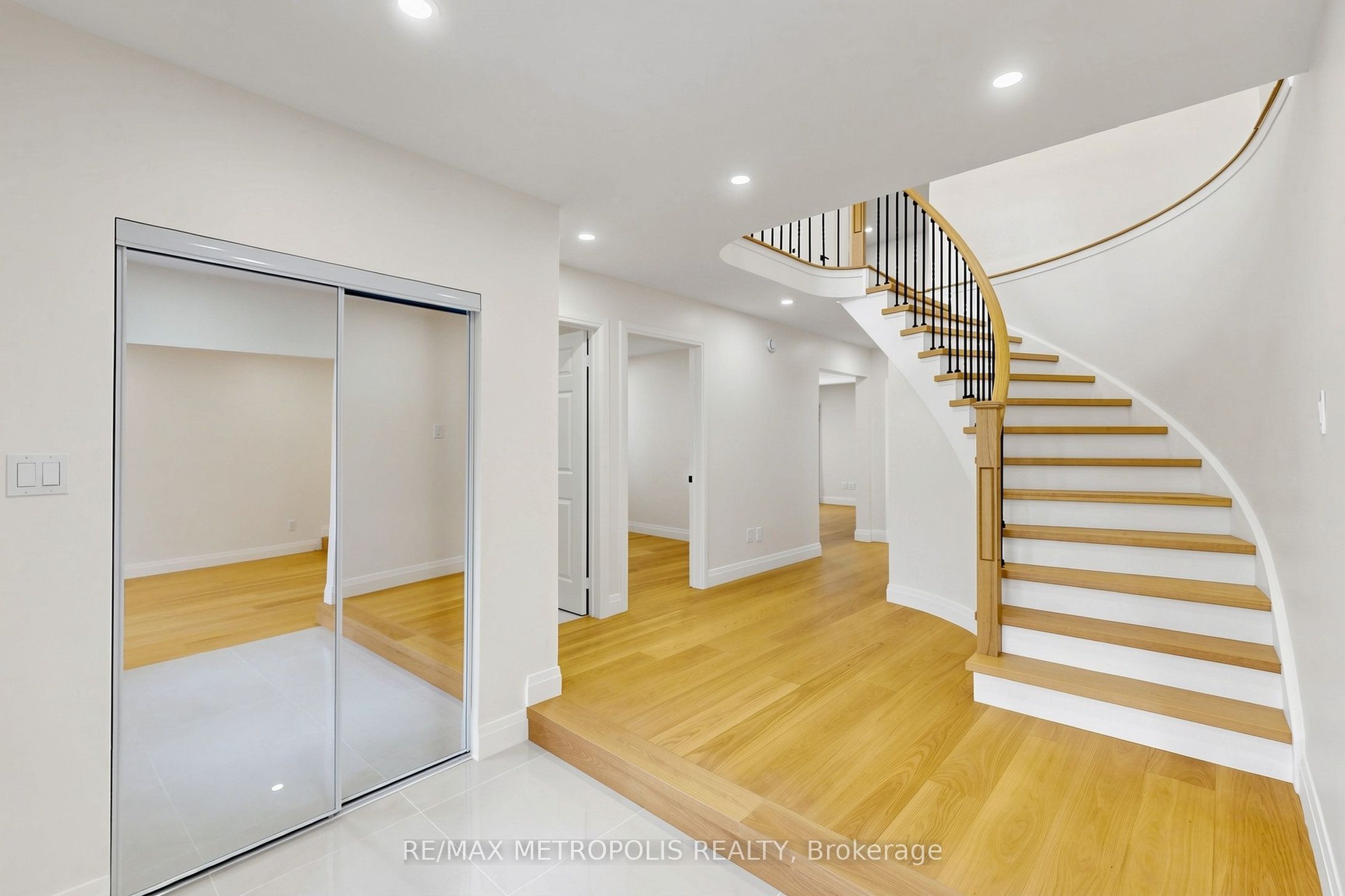 368 River Oaks Boulevard W