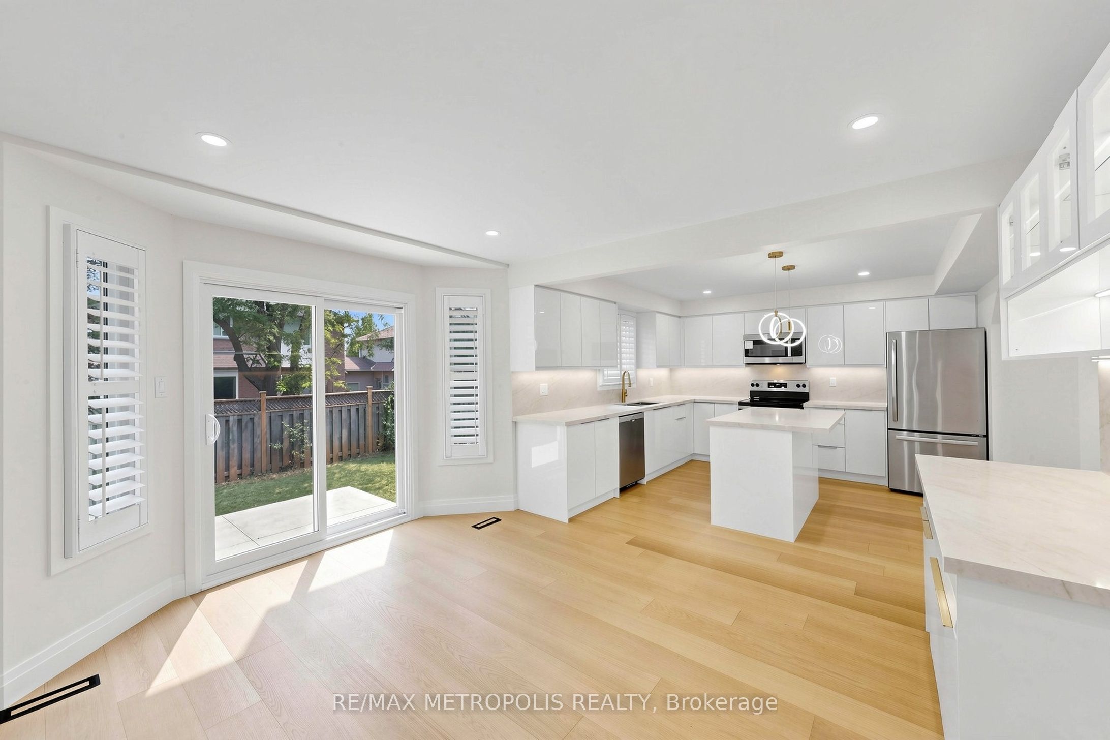 368 River Oaks Boulevard W