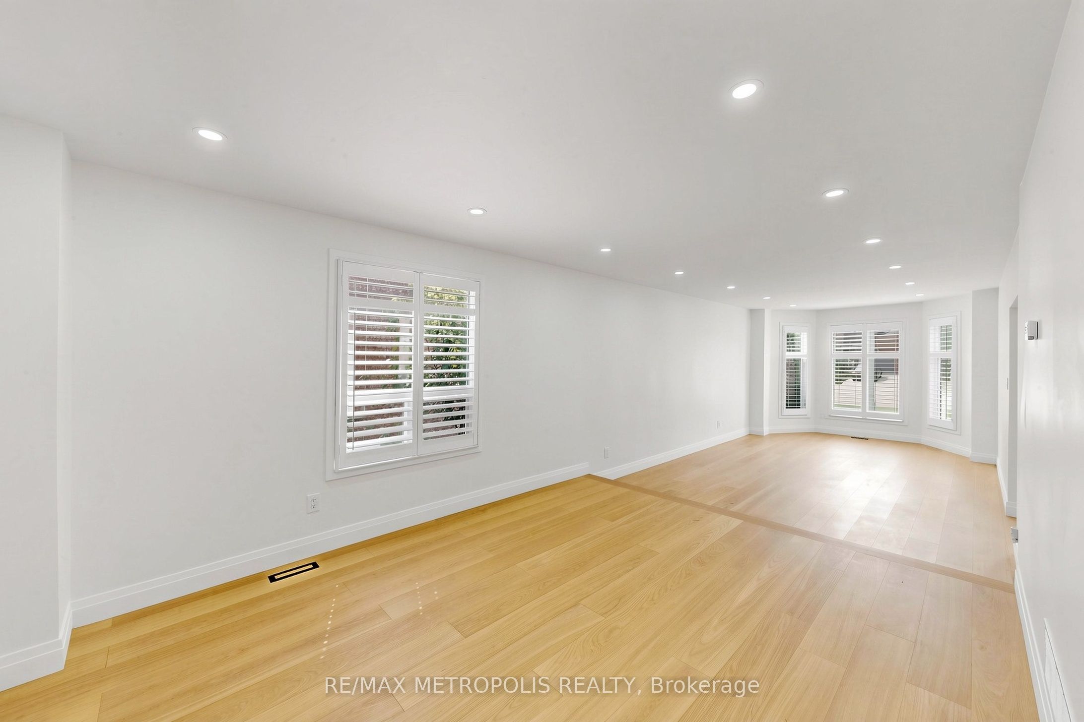 368 River Oaks Boulevard W
