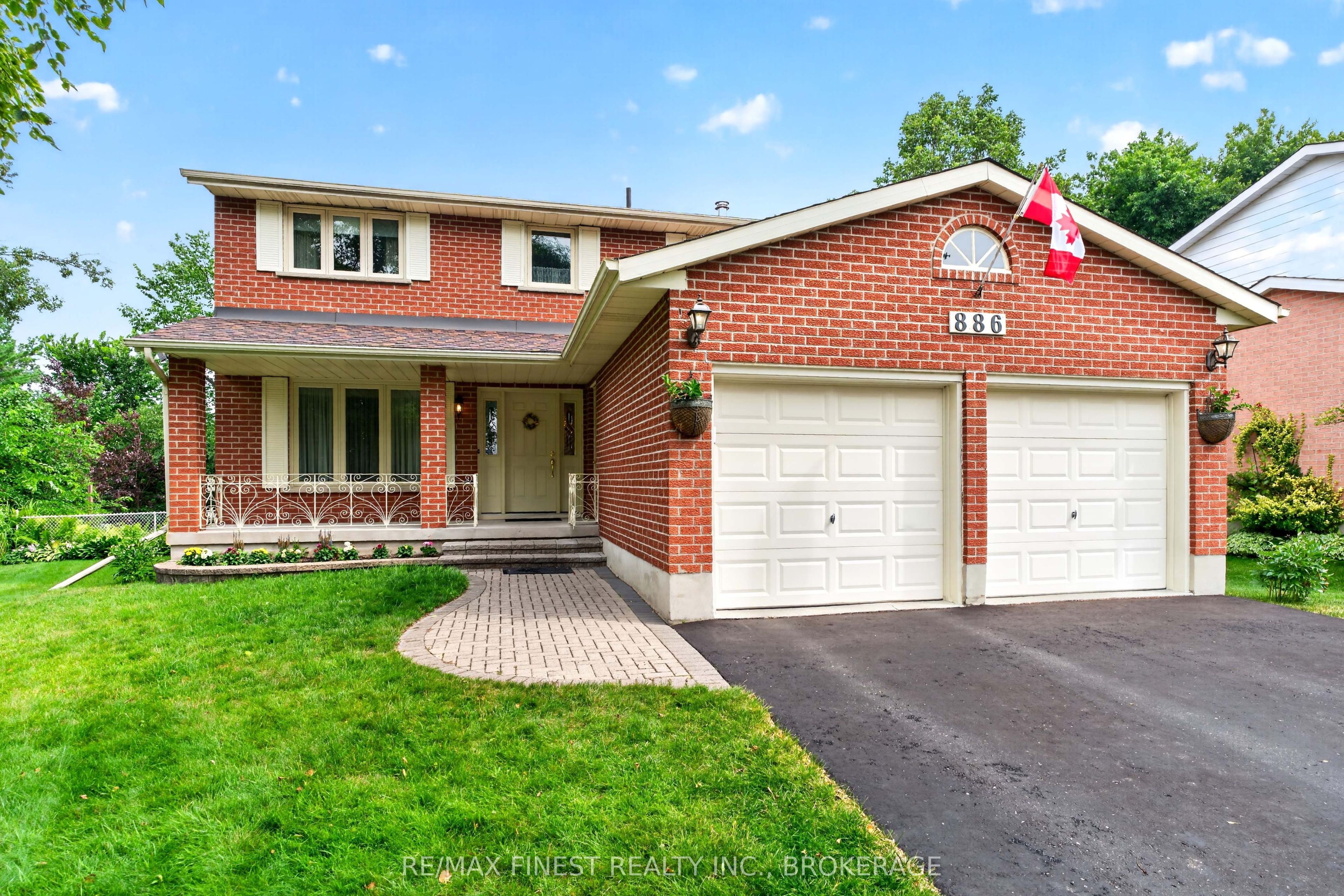 886 Bridle Path Crescent