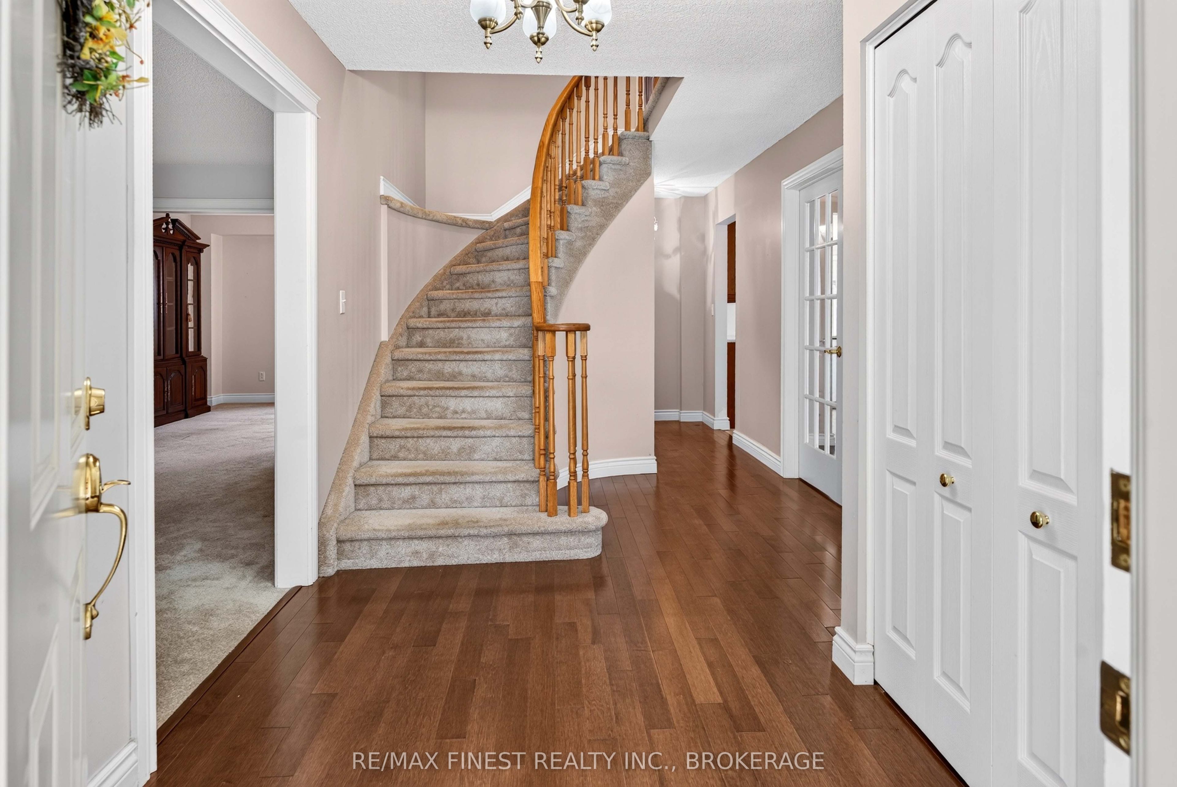 886 Bridle Path Crescent