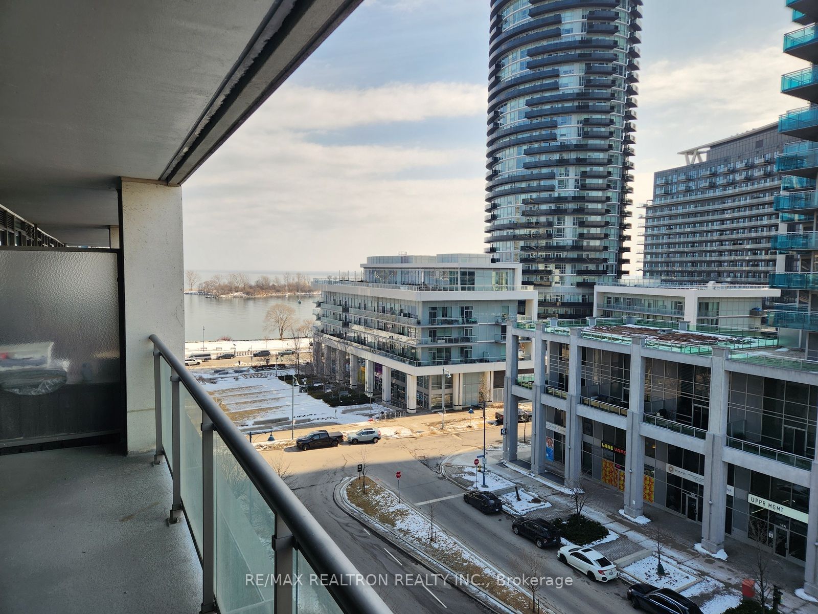 2121 Lakeshore Boulevard W 816