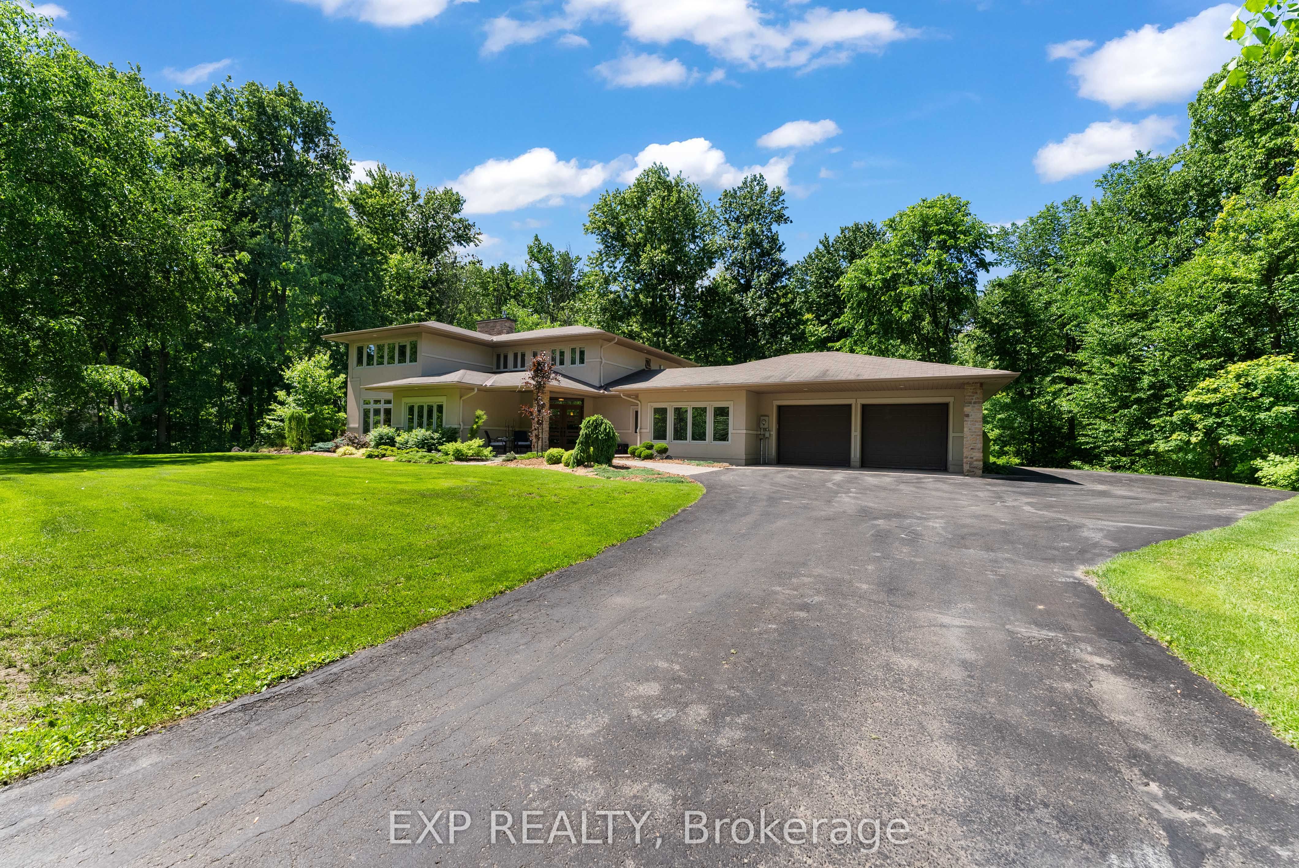 5759 Queenscourt Crescent