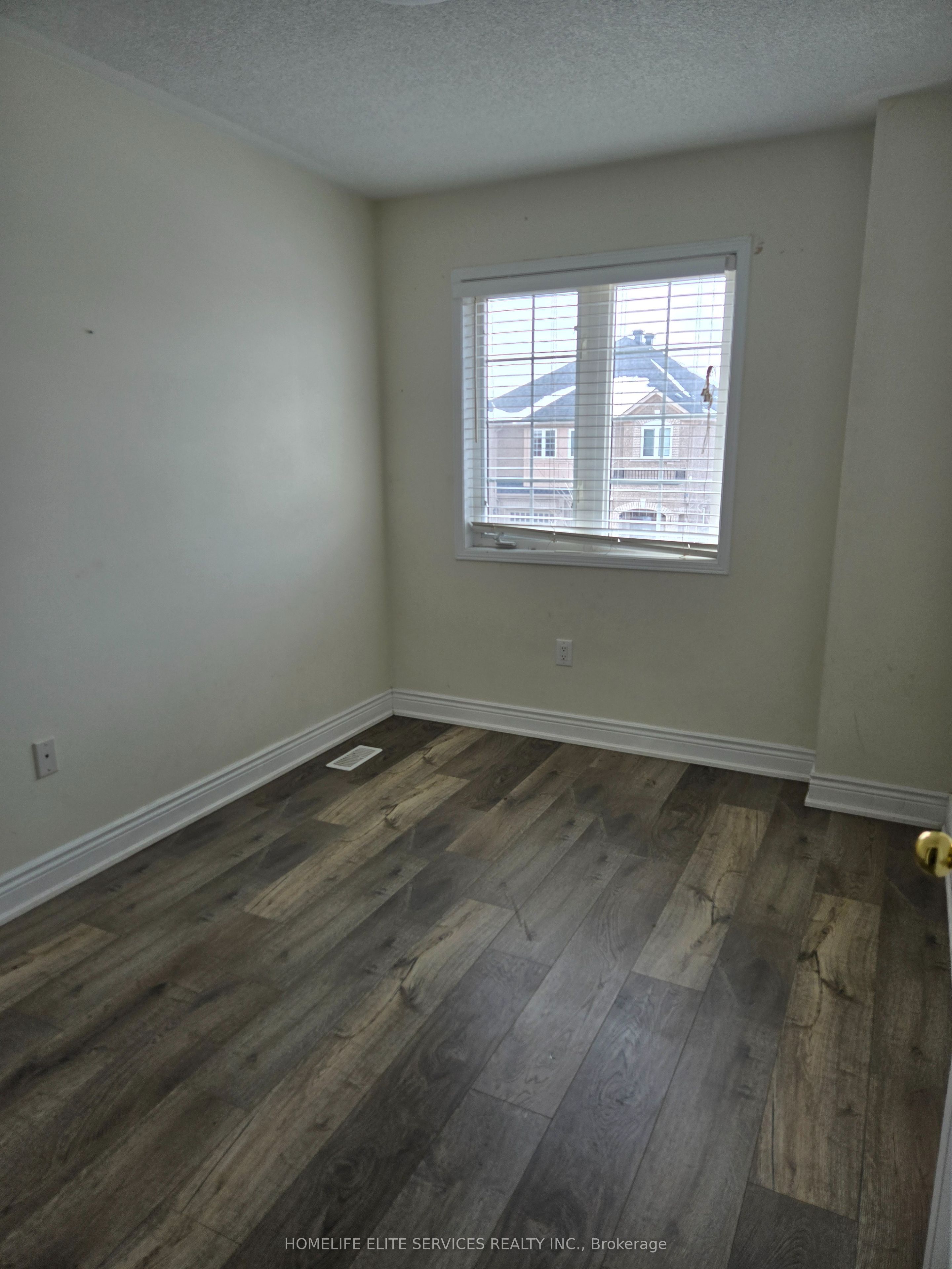 110 Crystalview Crescent