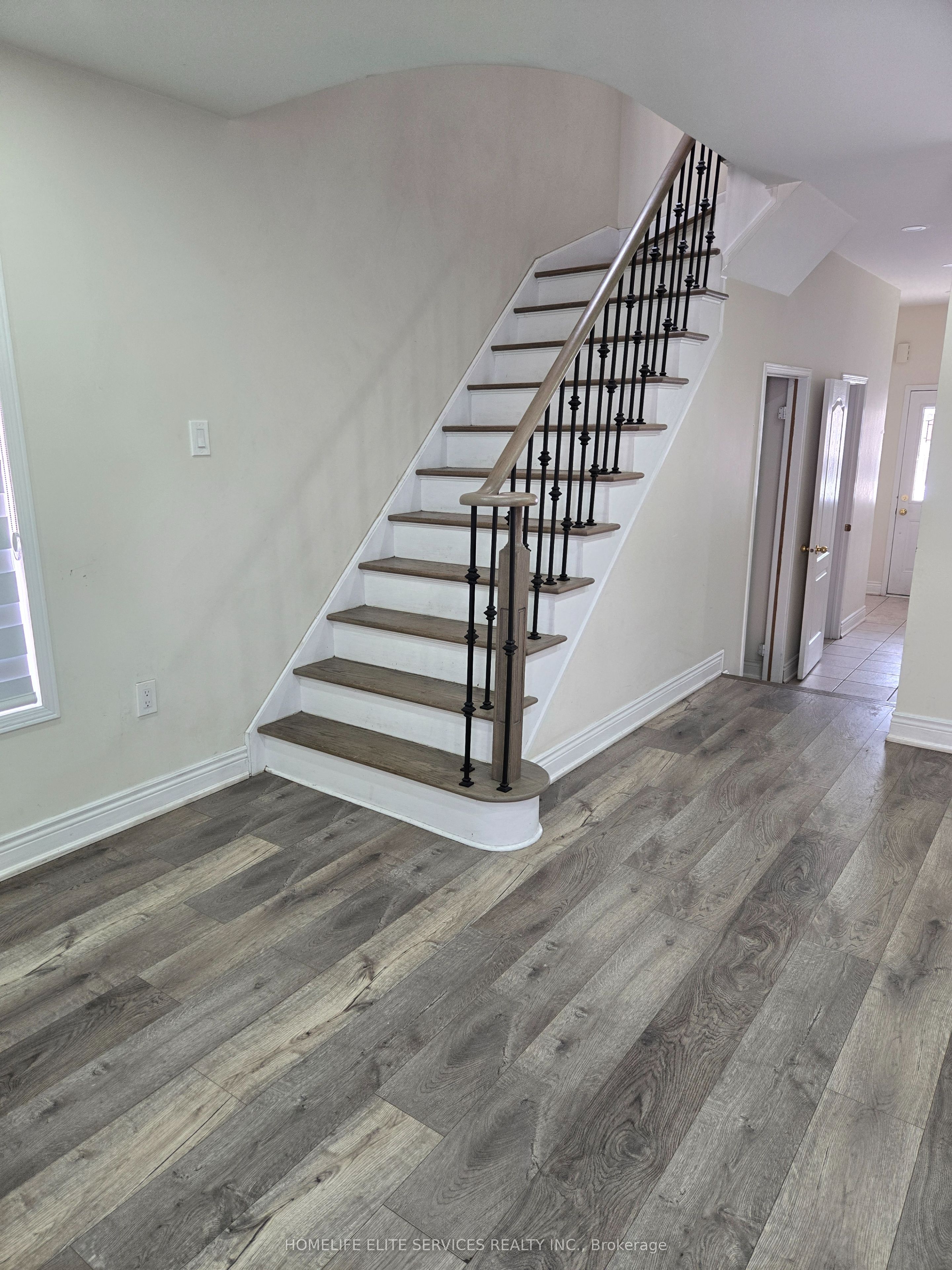 110 Crystalview Crescent