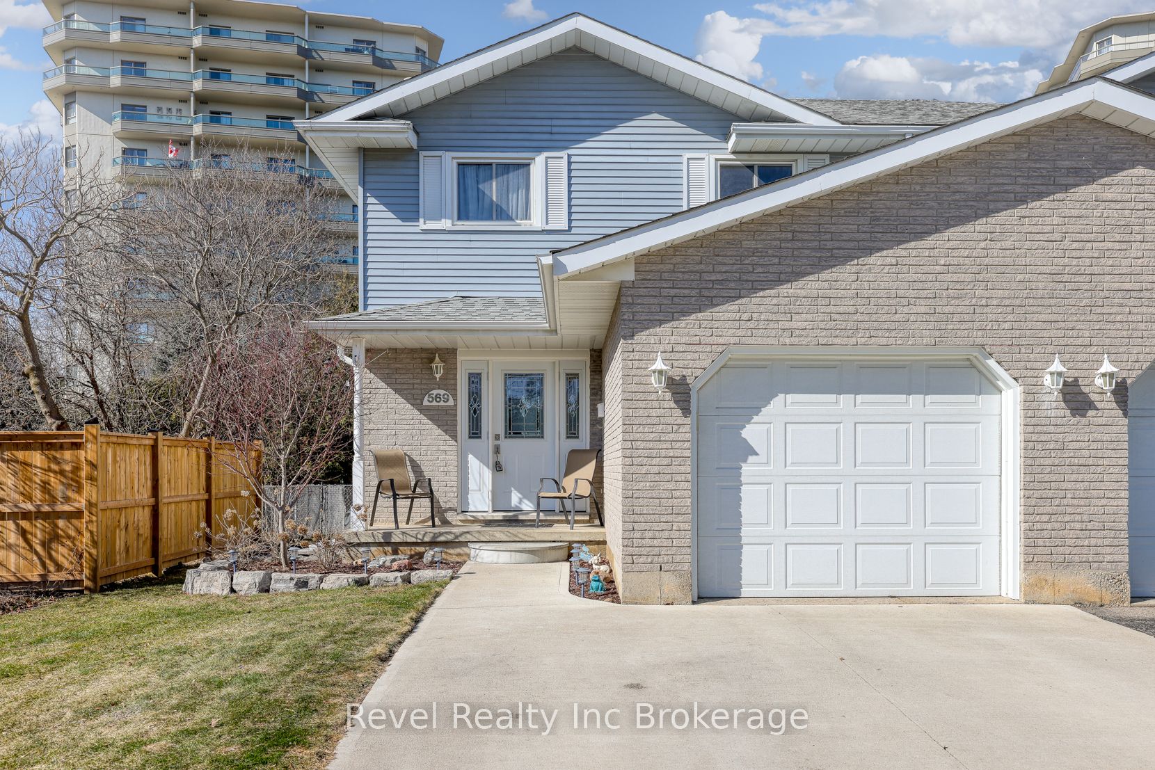 569 Springbank Avenue N