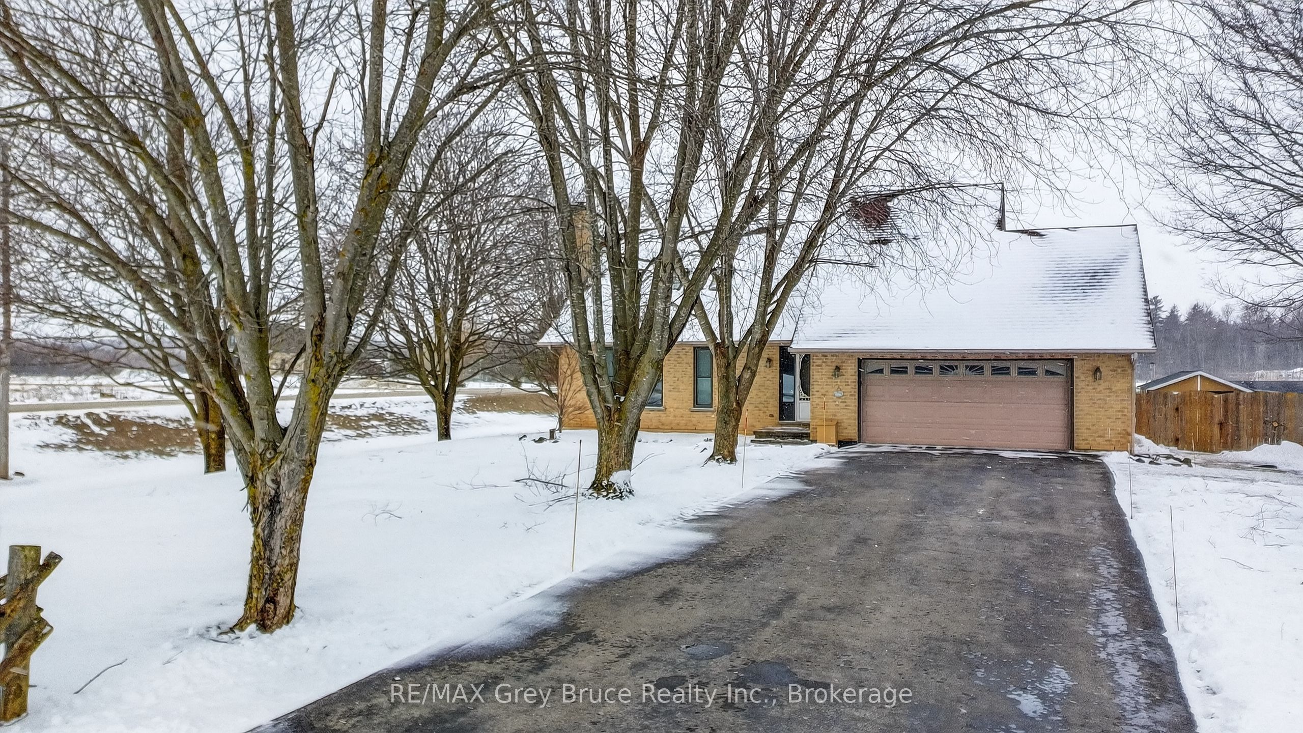 102 Mary Avenue W