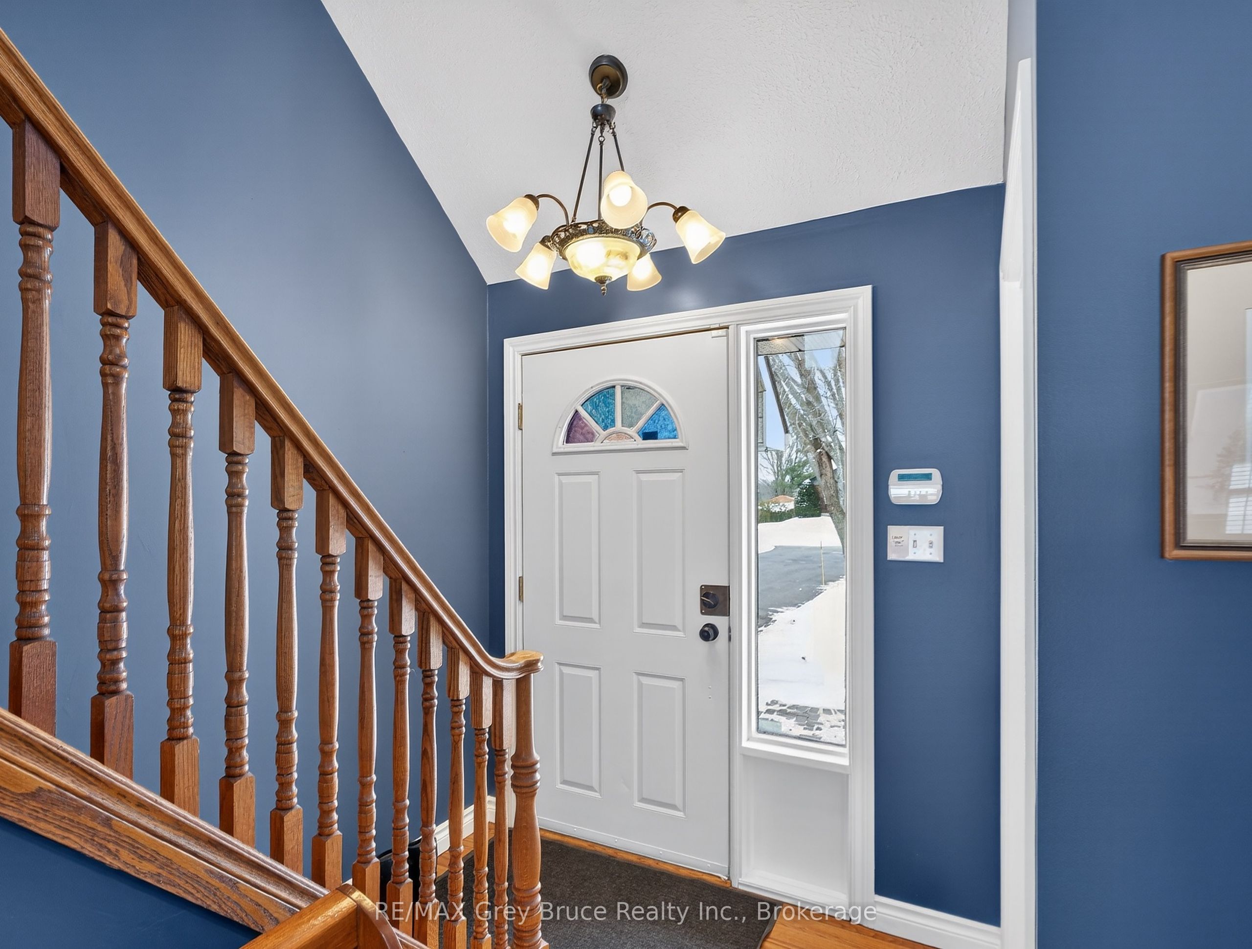 102 Mary Avenue W