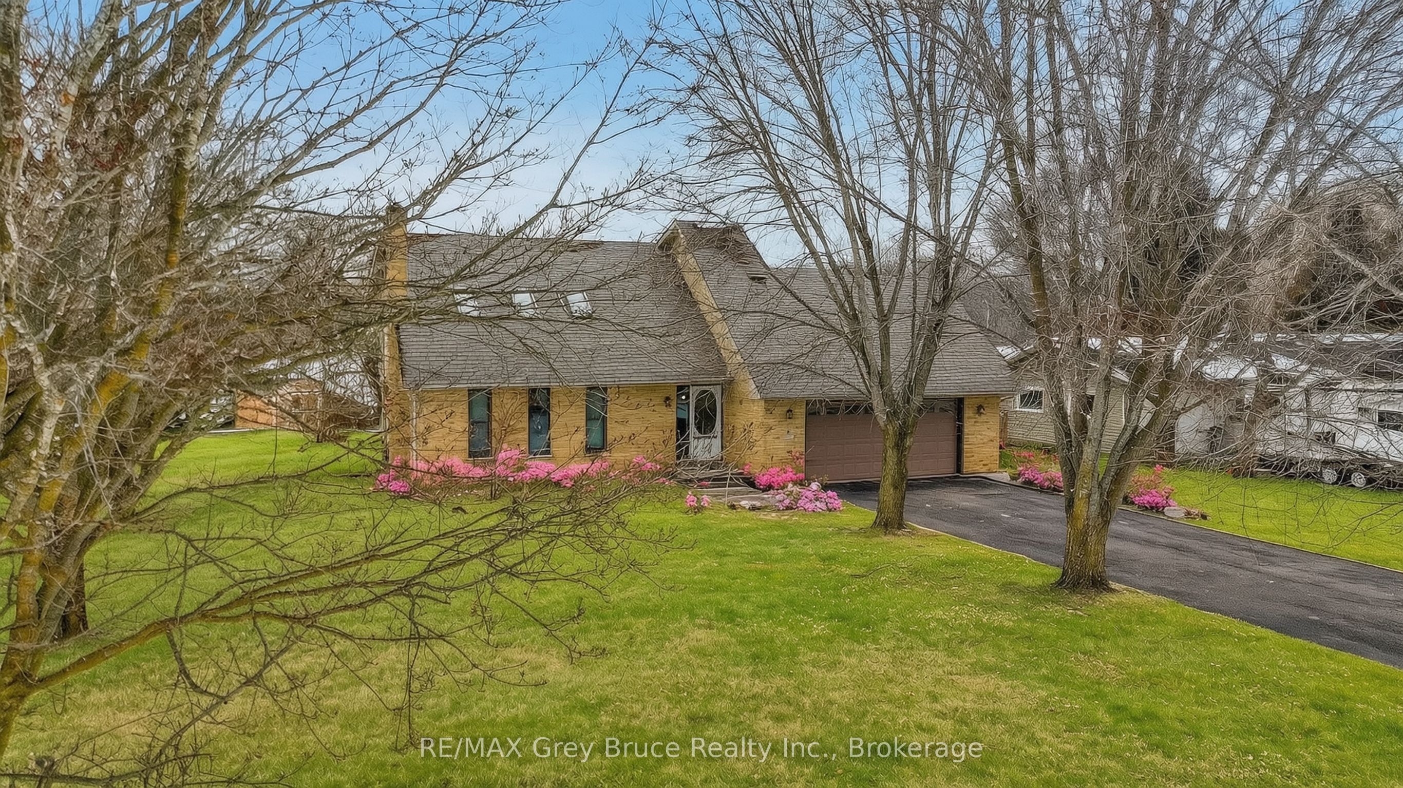 102 Mary Avenue W