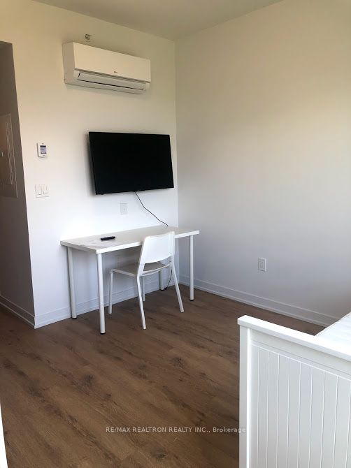 1800 Simcoe Street N 401