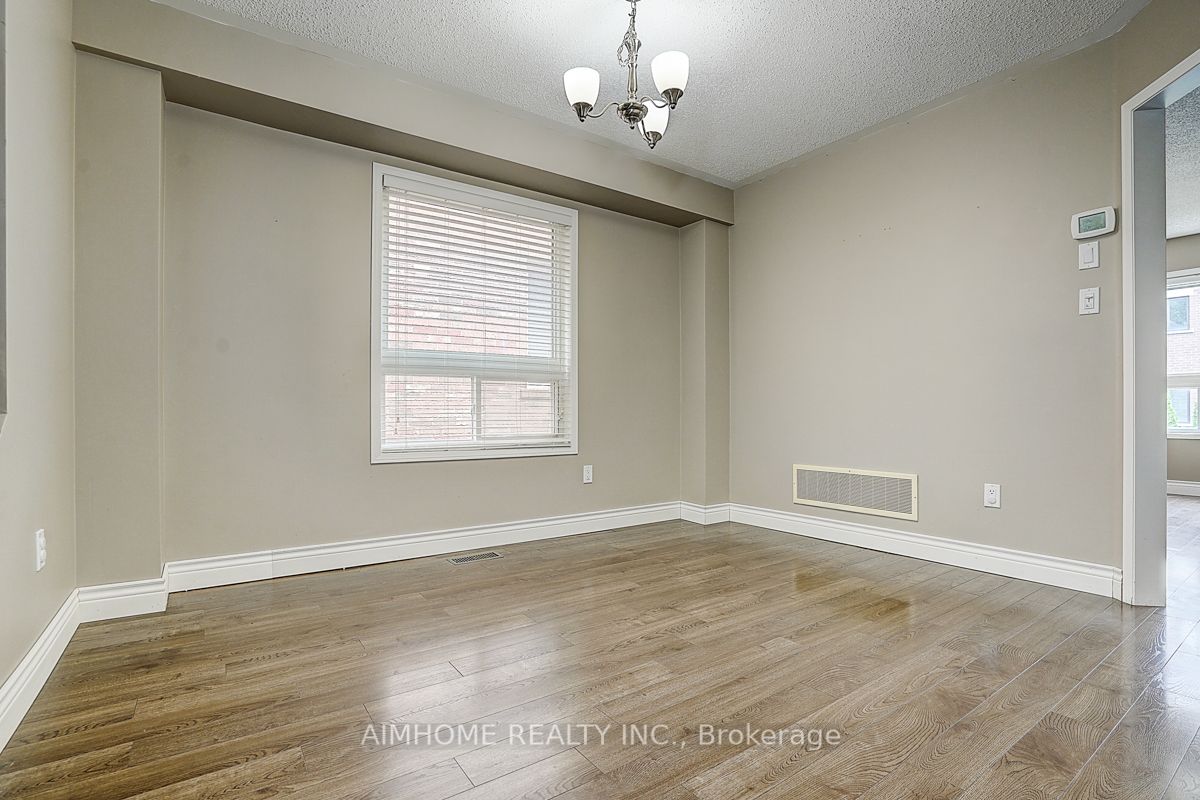 969 Oaktree Crescent