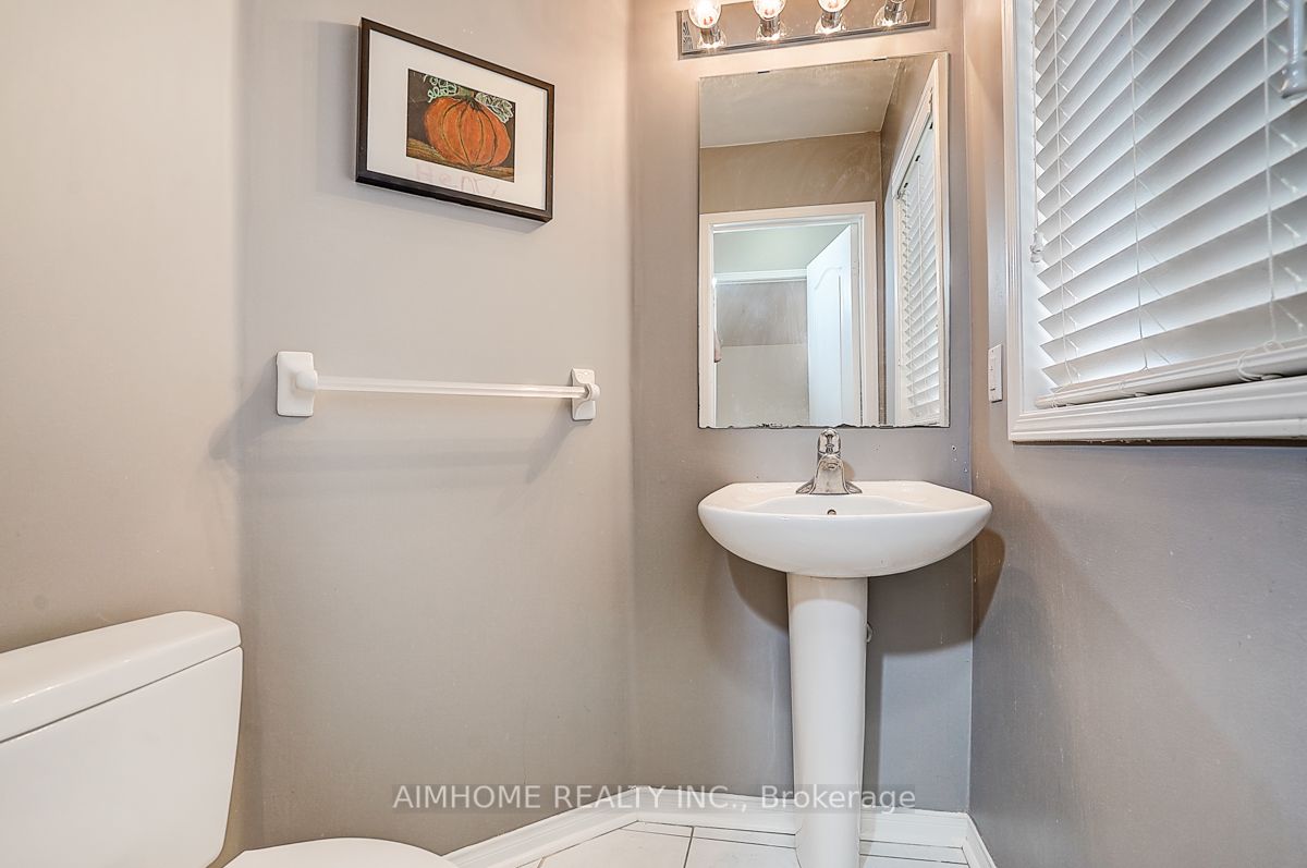 969 Oaktree Crescent