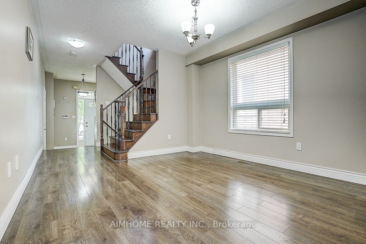 969 Oaktree Crescent