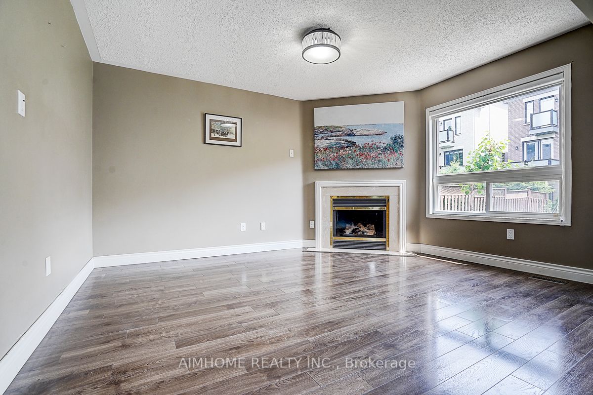 969 Oaktree Crescent