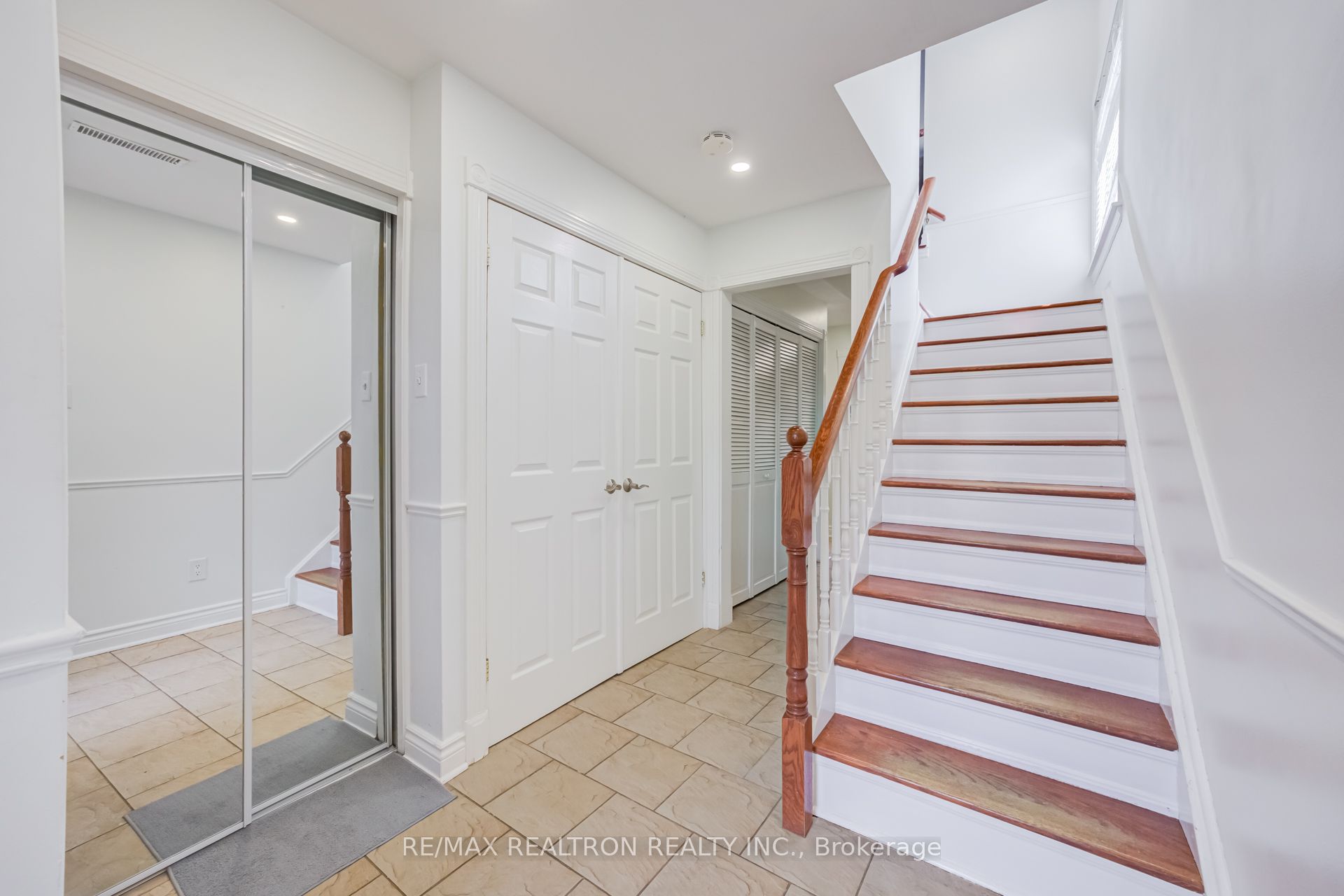 33 Clover Ridge Drive W