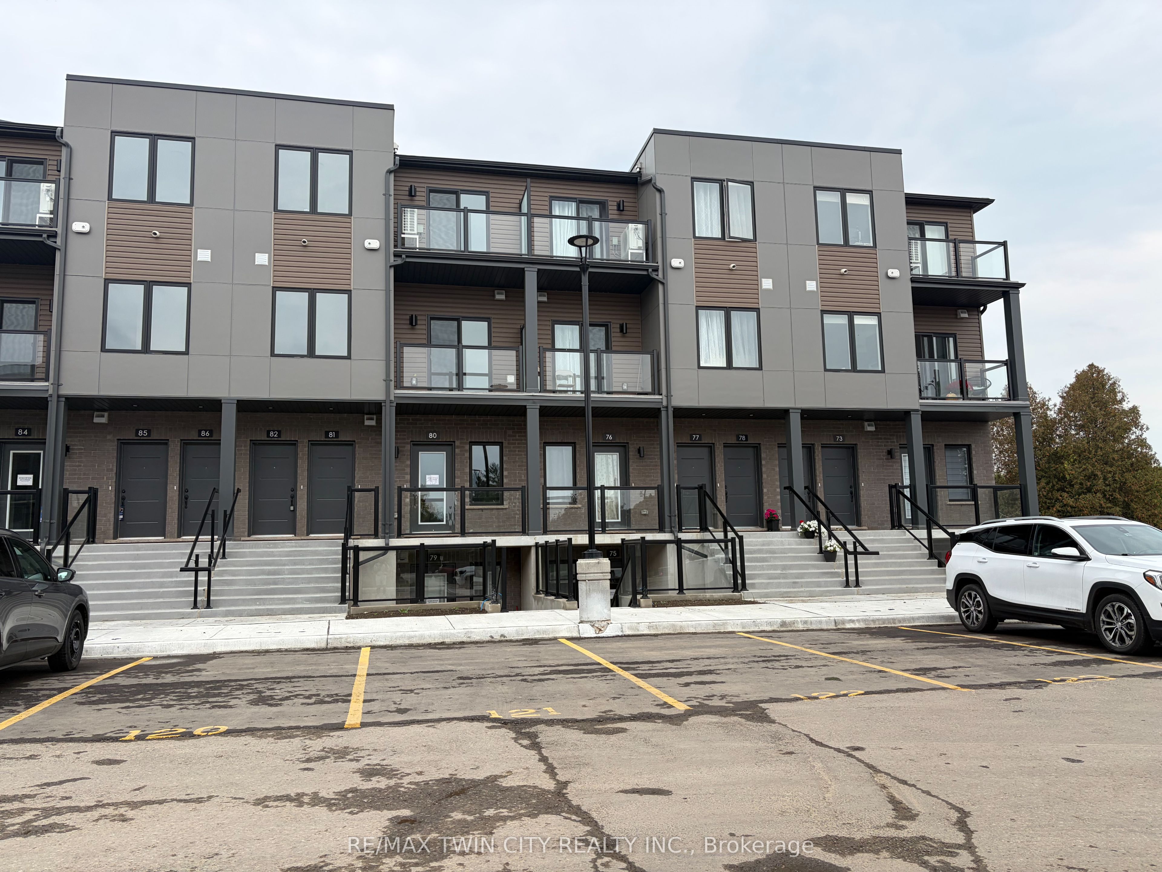 42 LOWES Road W 80