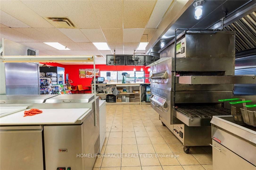 112 Oriole Parkway W 6