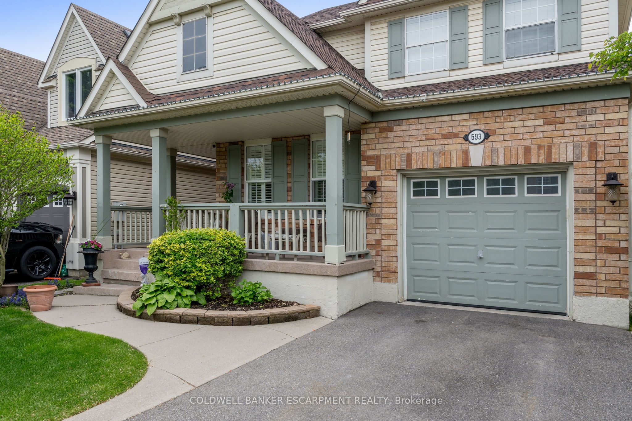 593 Caverhill Crescent