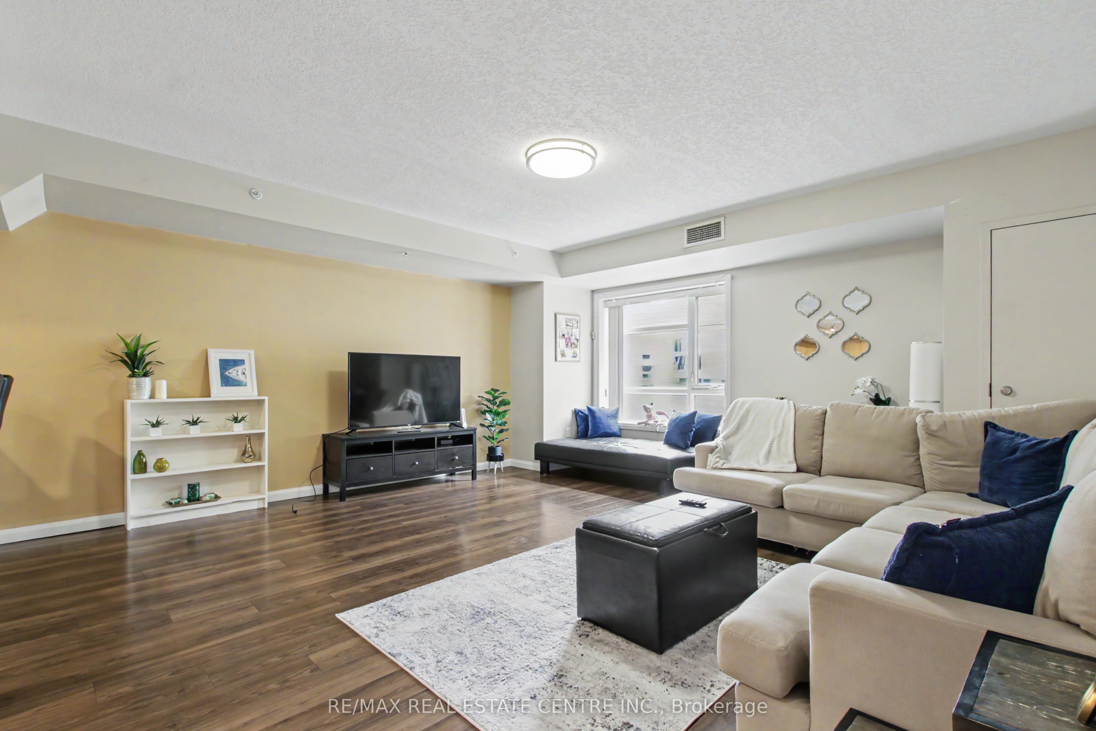 96 University Avenue W
