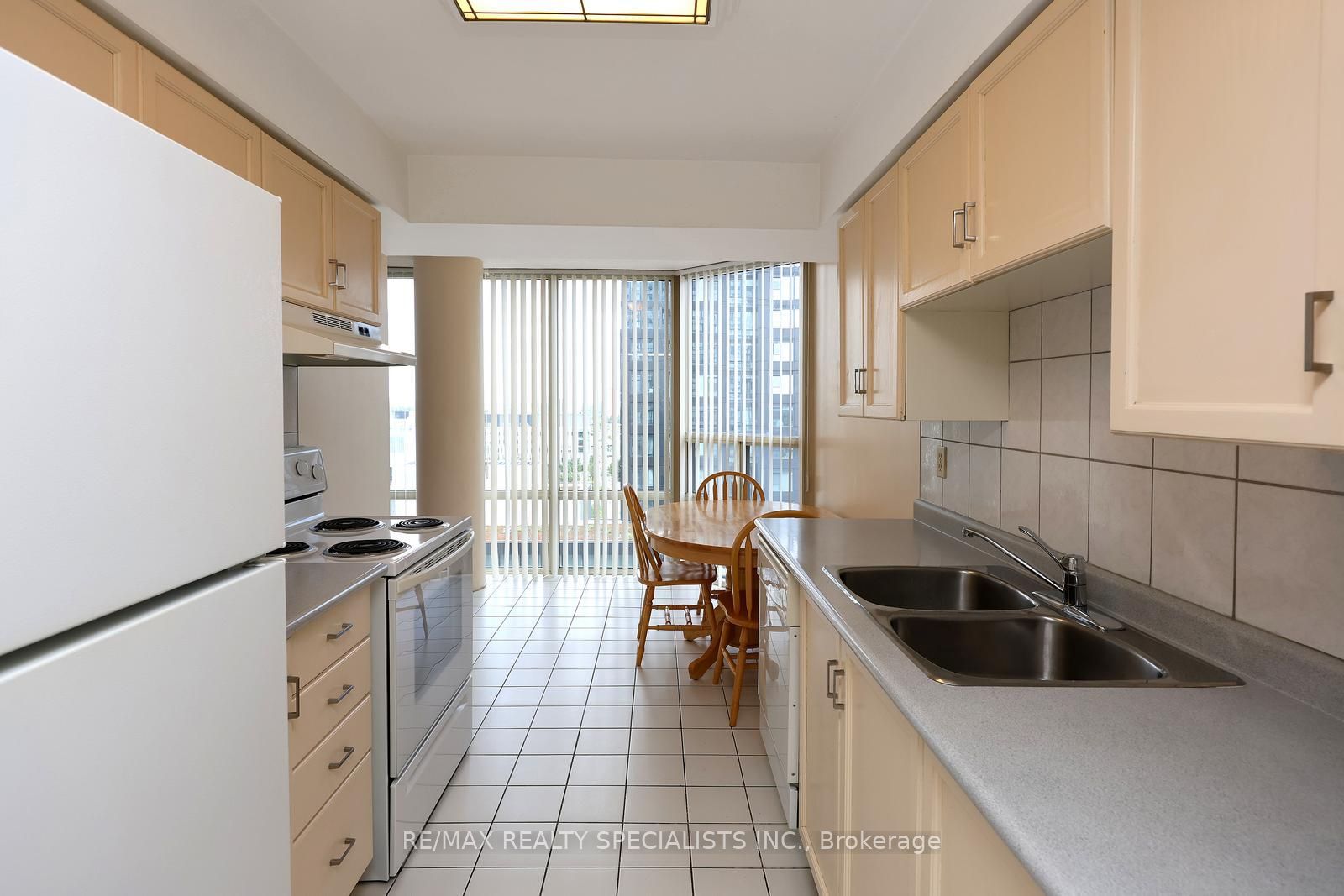 330 Rathburn Road W 1507