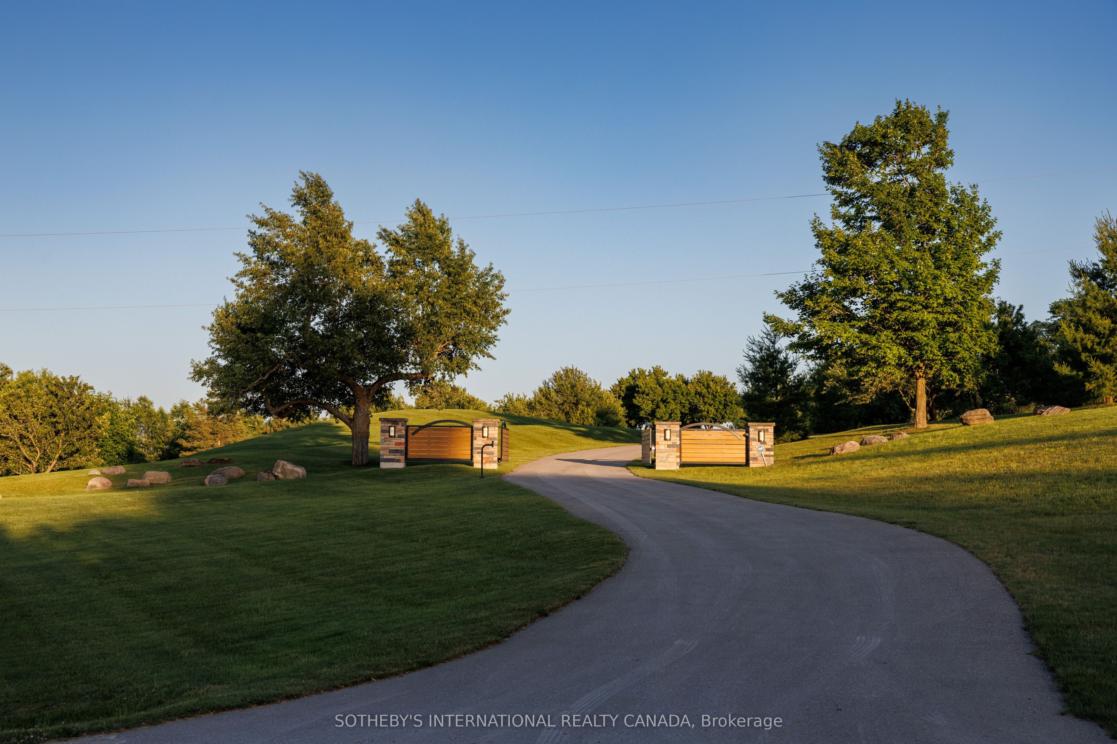 5765 ESCARPMENT Side Road