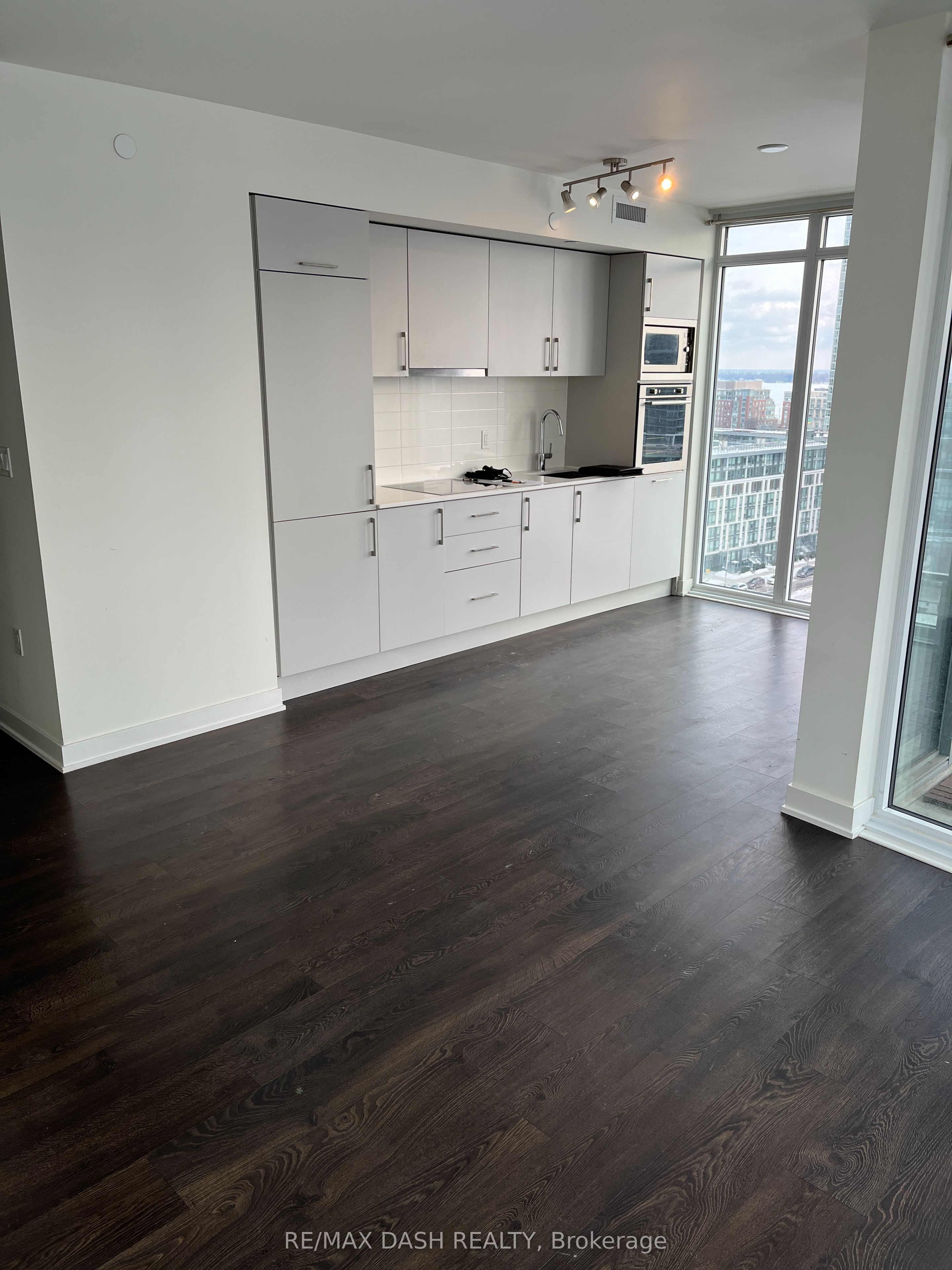 27 Bathurst Street 806W