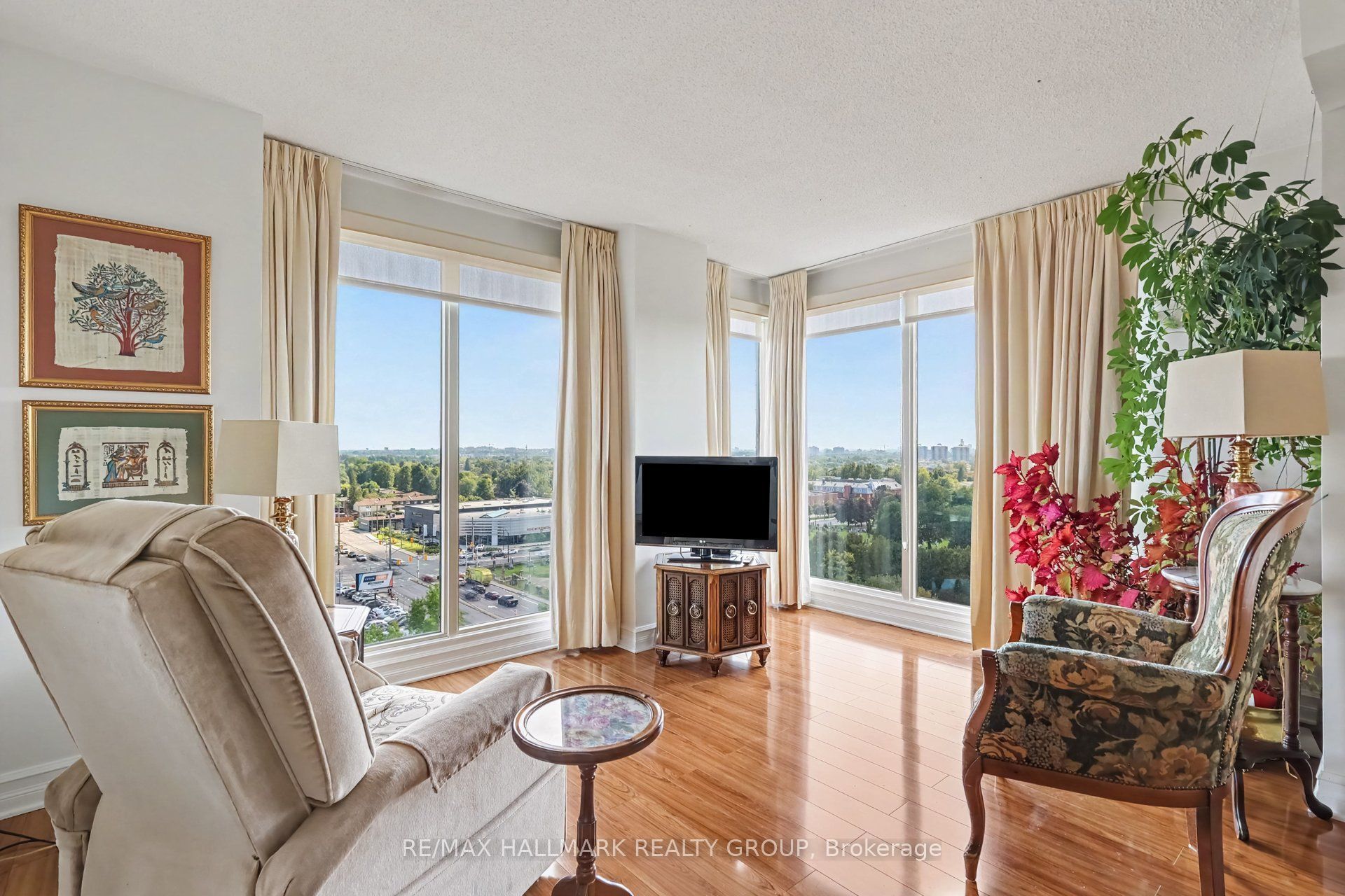 545 St Laurent Boulevard 805