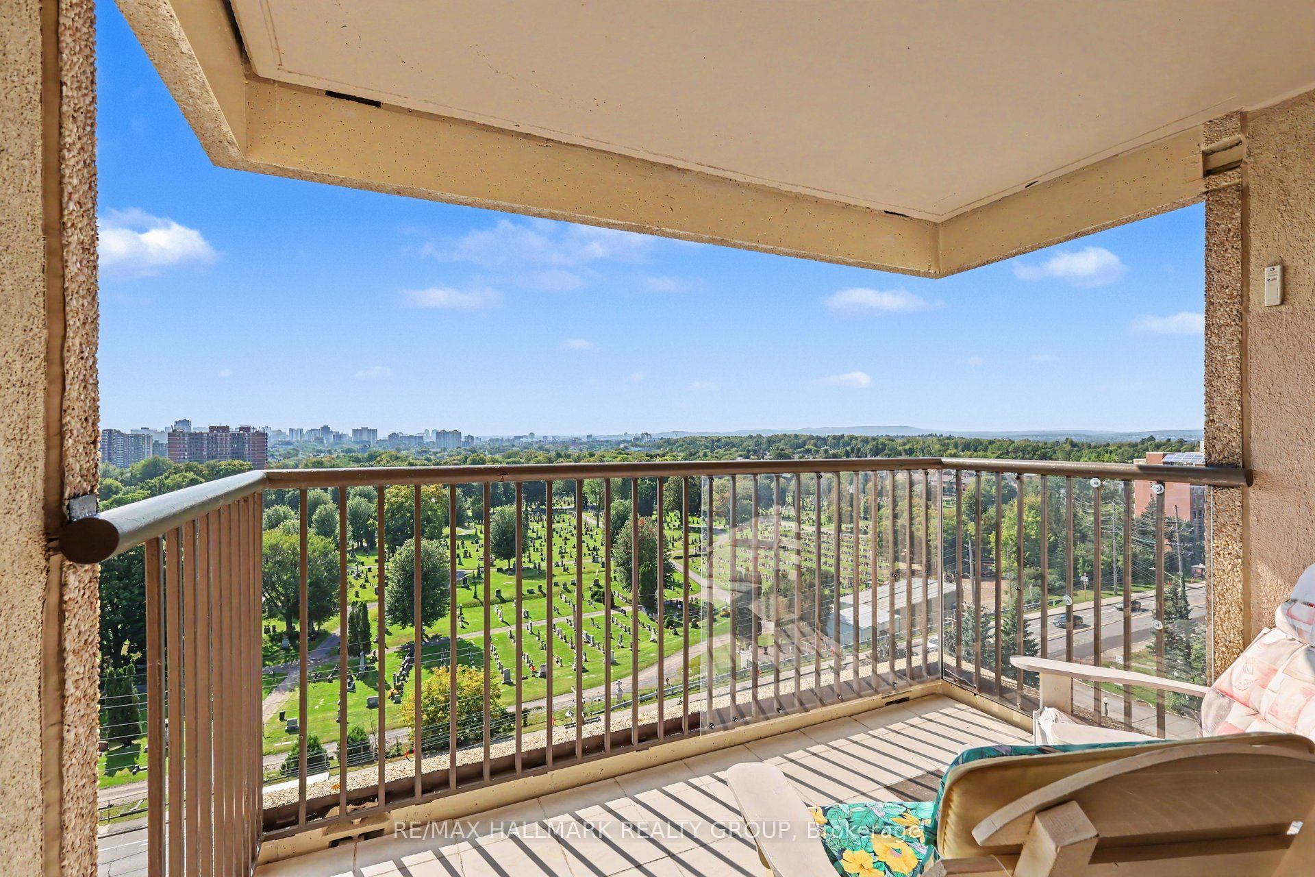545 St Laurent Boulevard 805