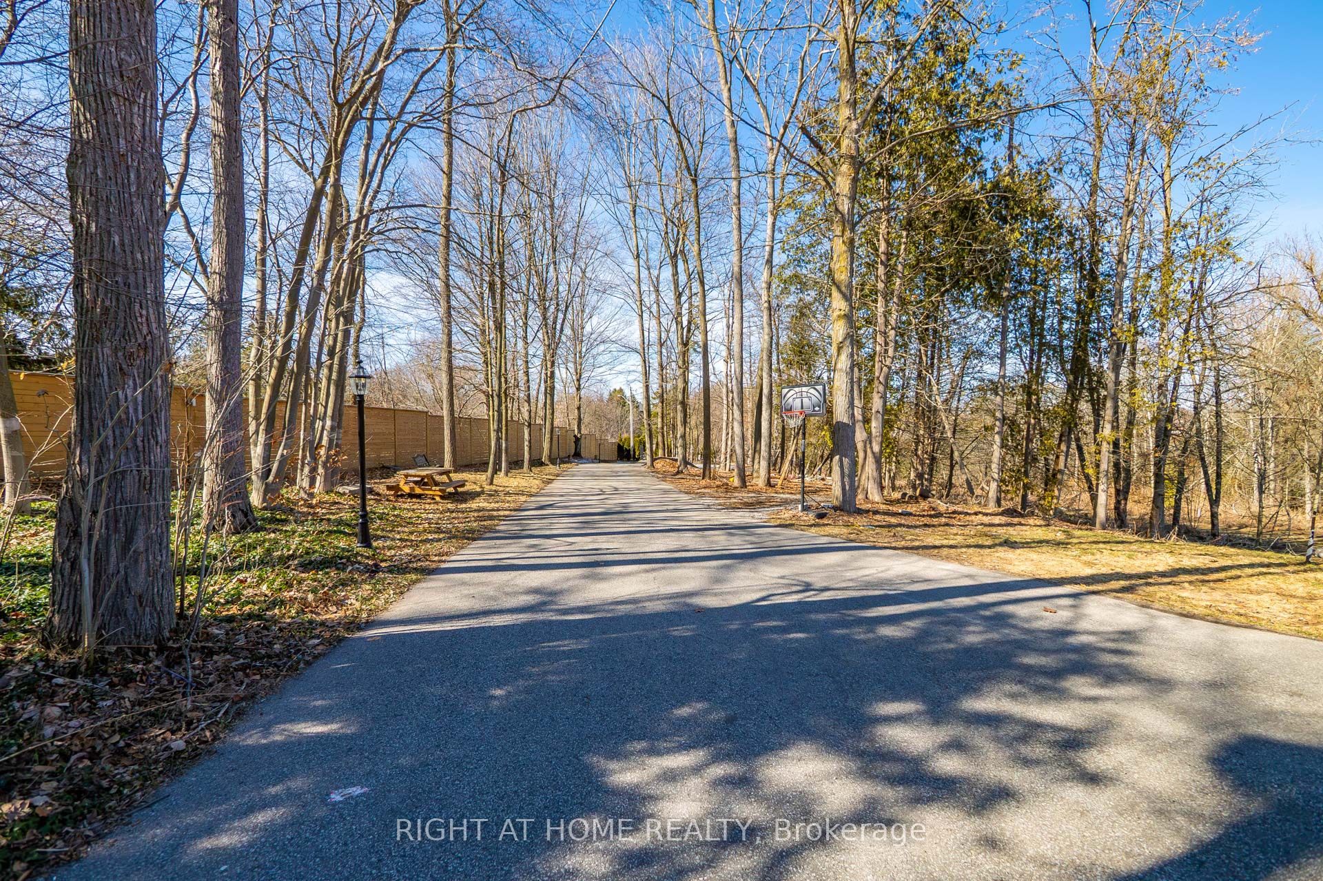 661 Wellington Street W