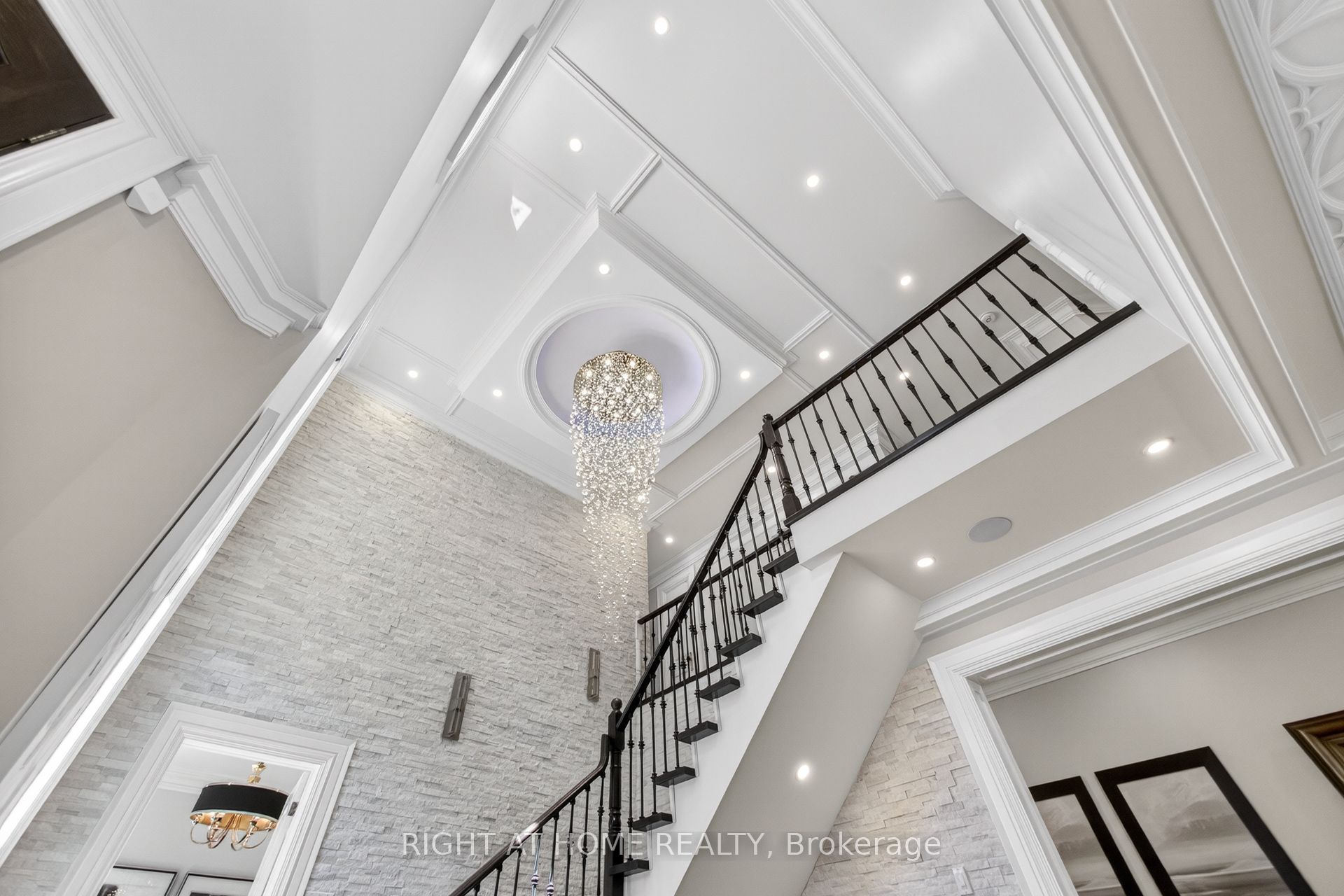 661 Wellington Street W