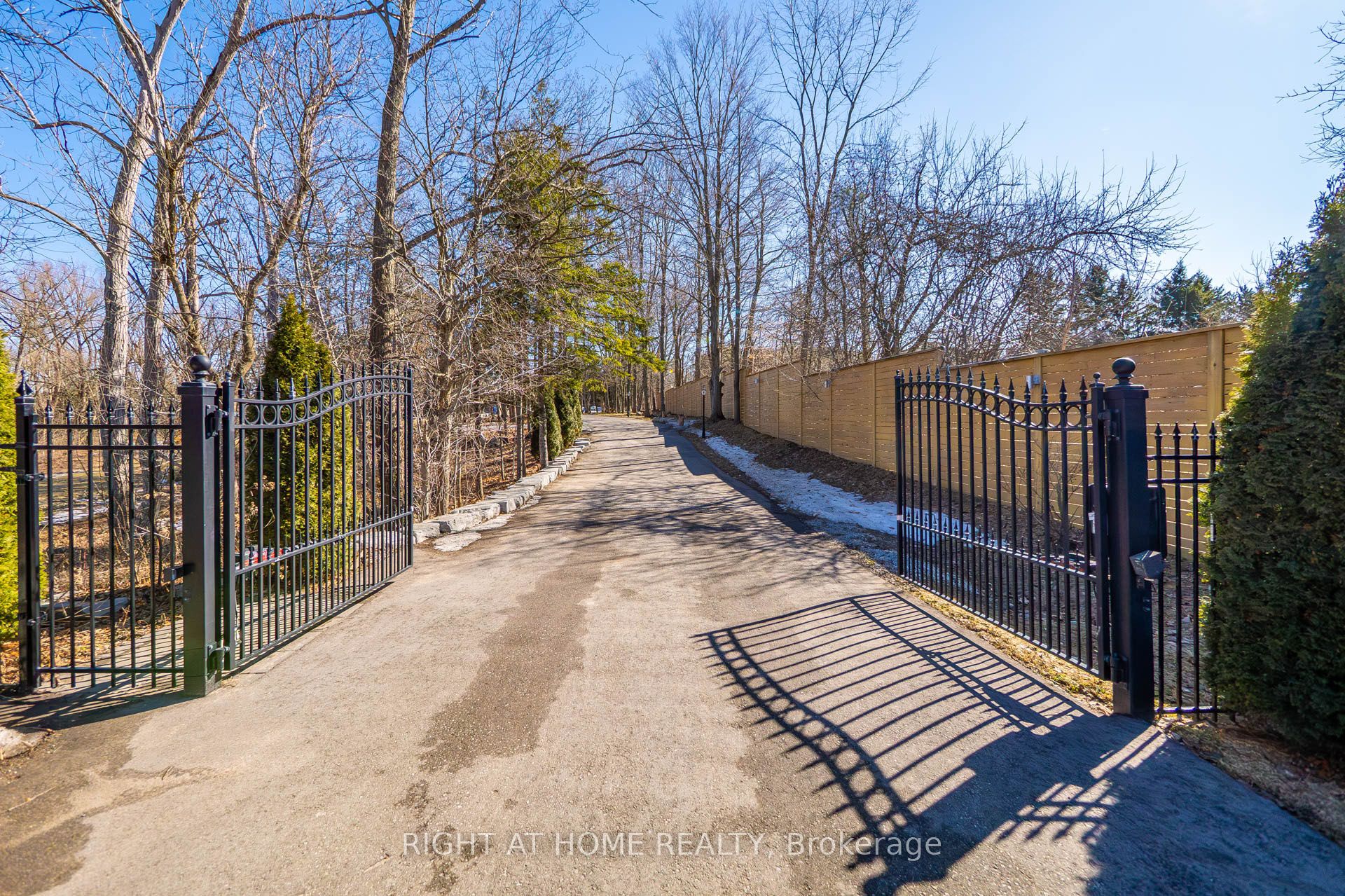 661 Wellington Street W