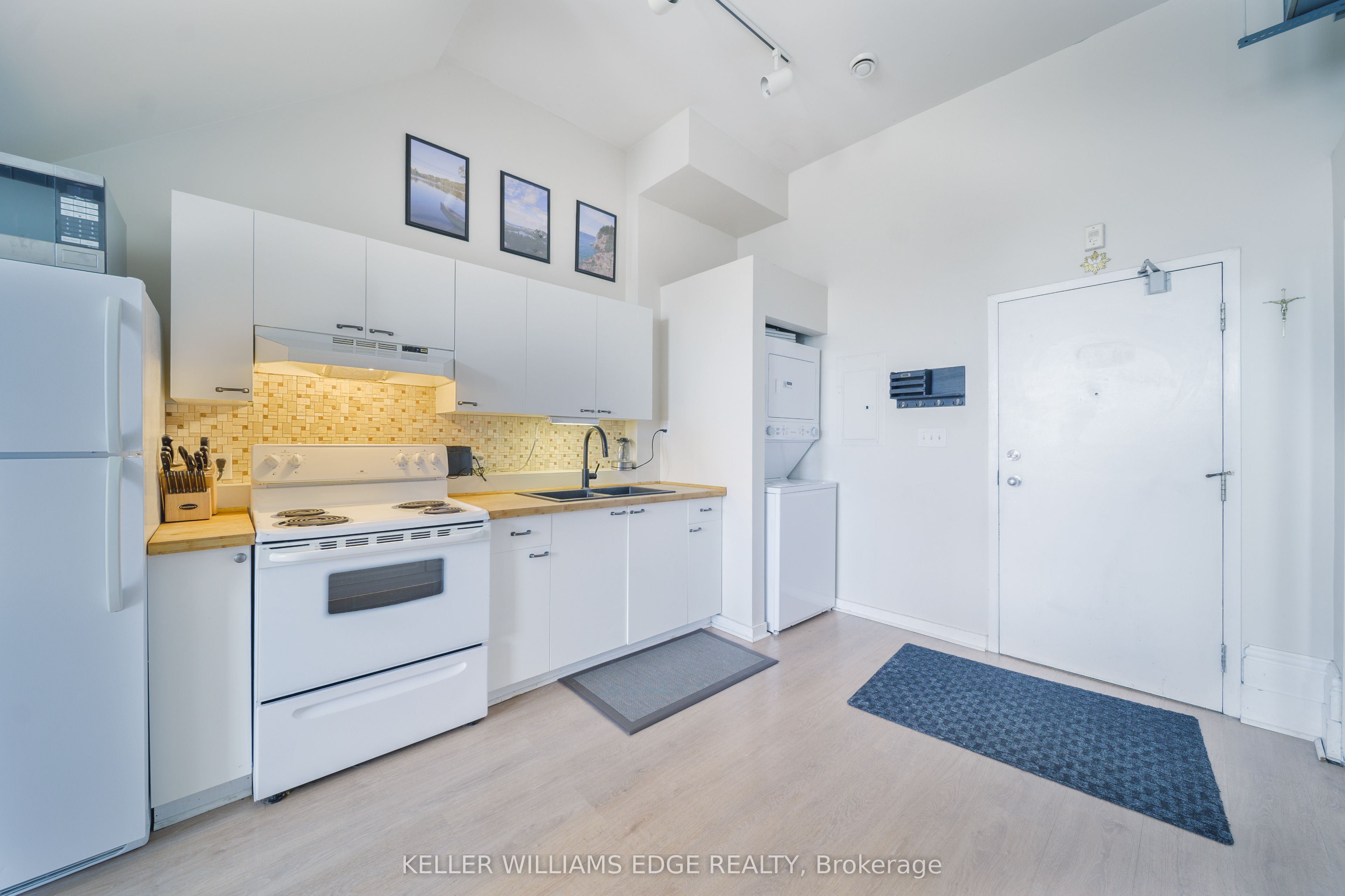 123 Broadway Avenue E