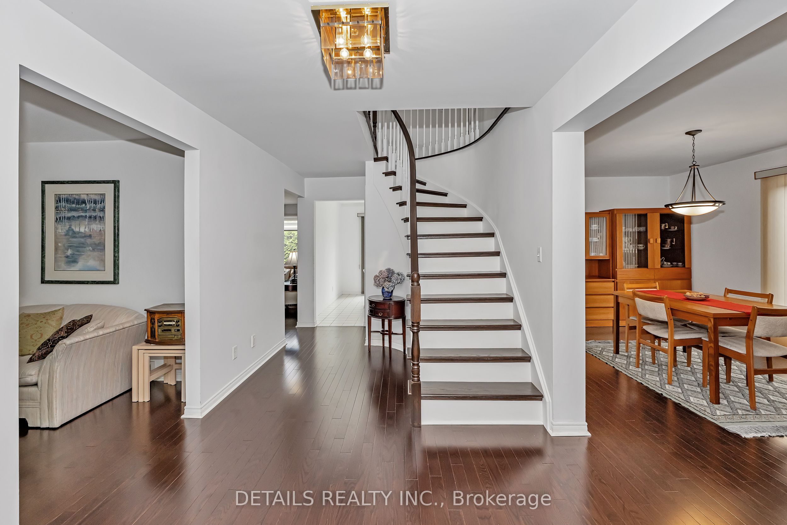 1020 Ambleside Crescent