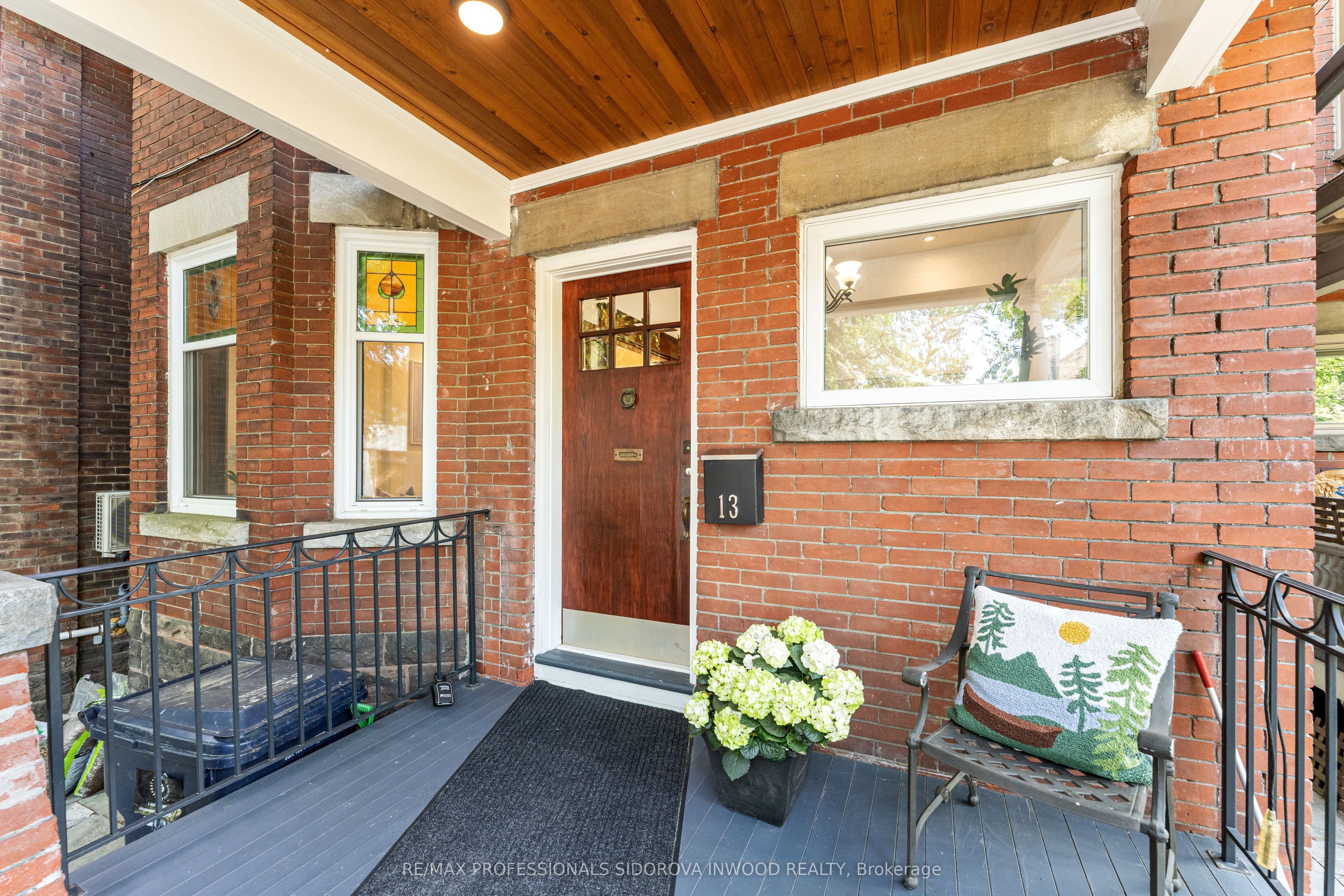 13 Evelyn Crescent