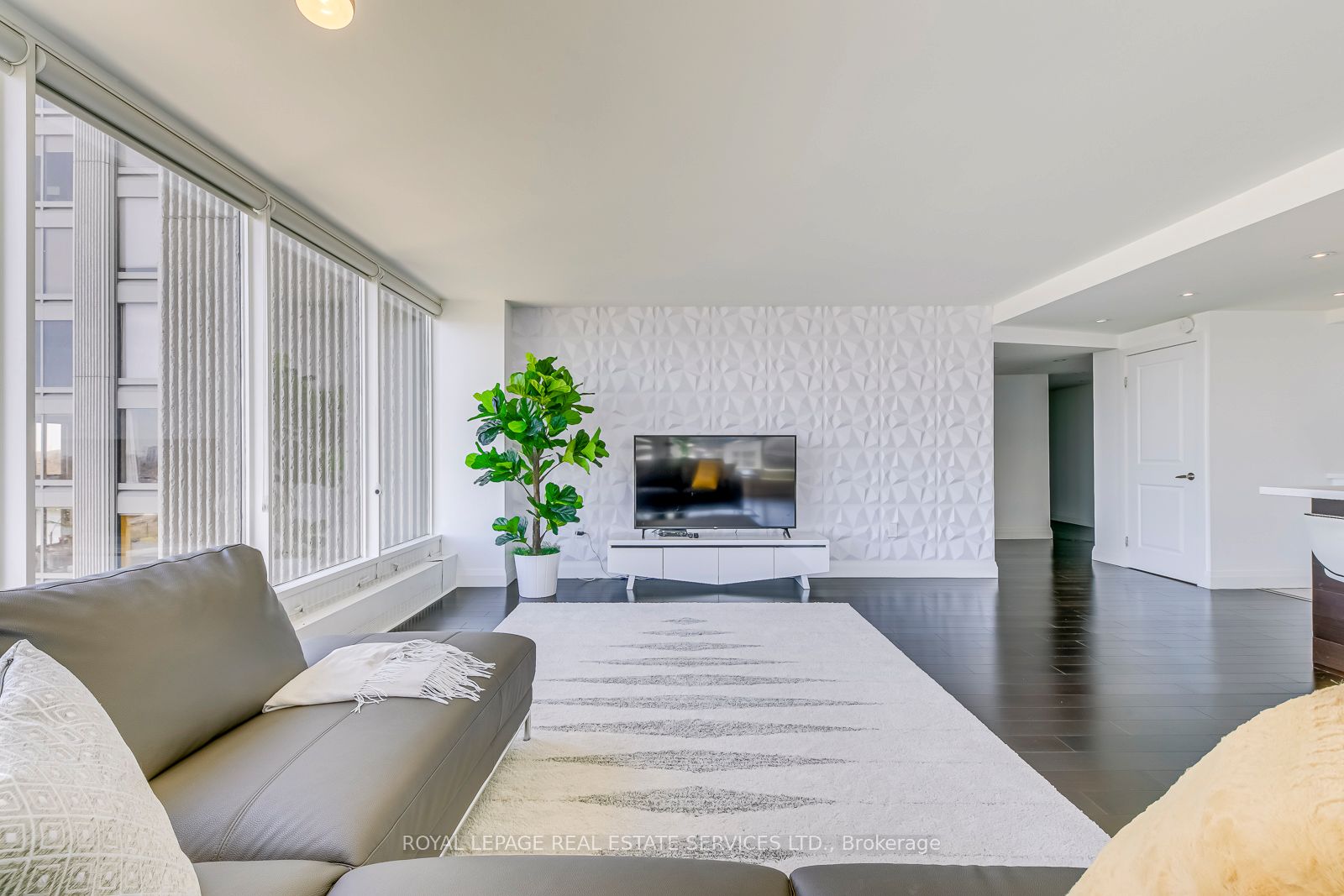 2045 Lake Shore Boulevard W 1607