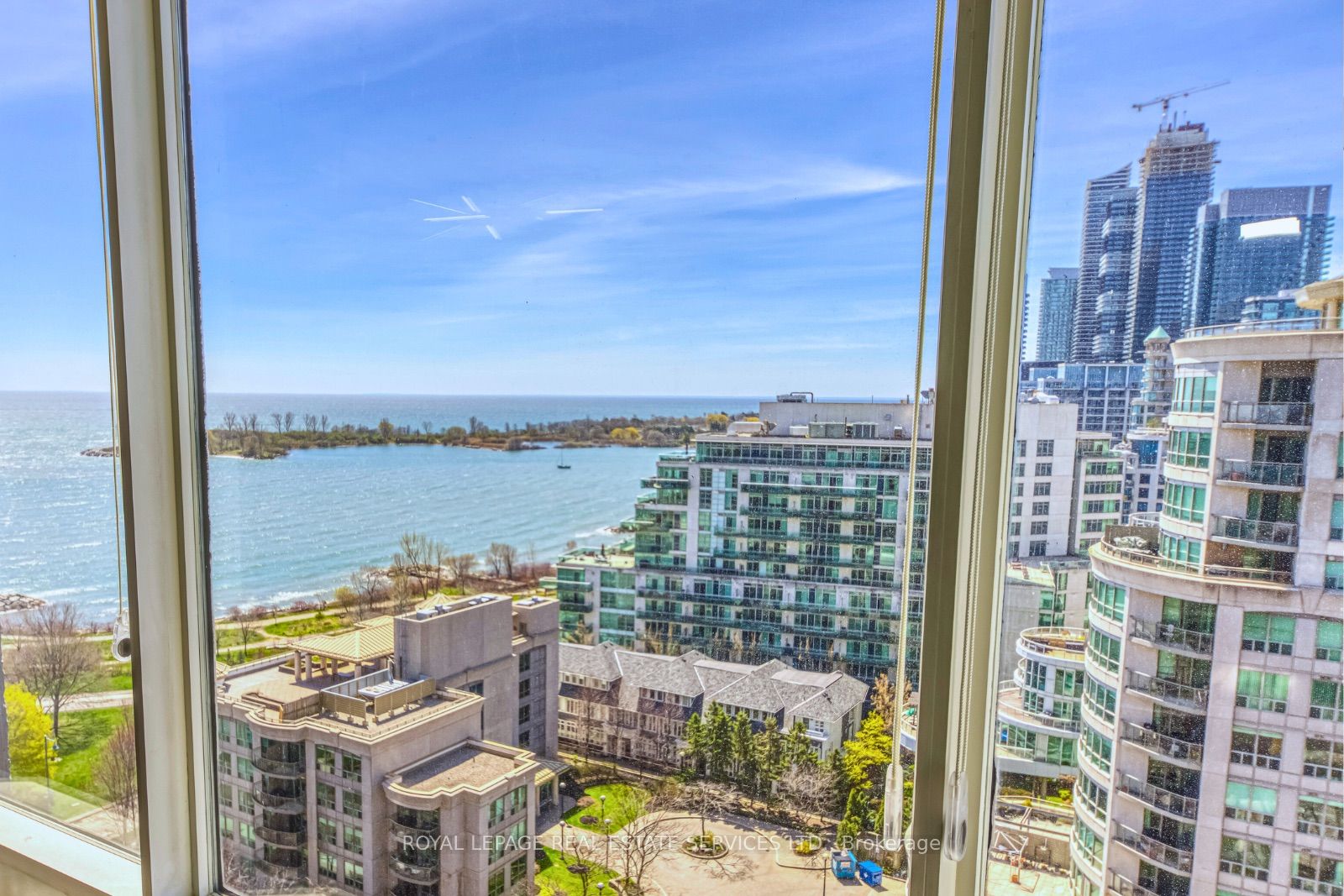 2045 Lake Shore Boulevard W 1607