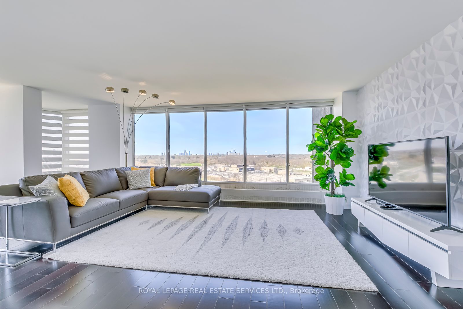 2045 Lake Shore Boulevard W 1607