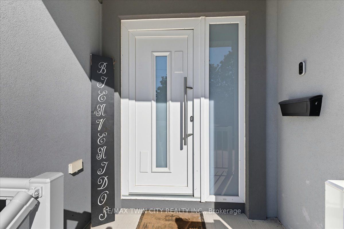 404 Montrose Street N