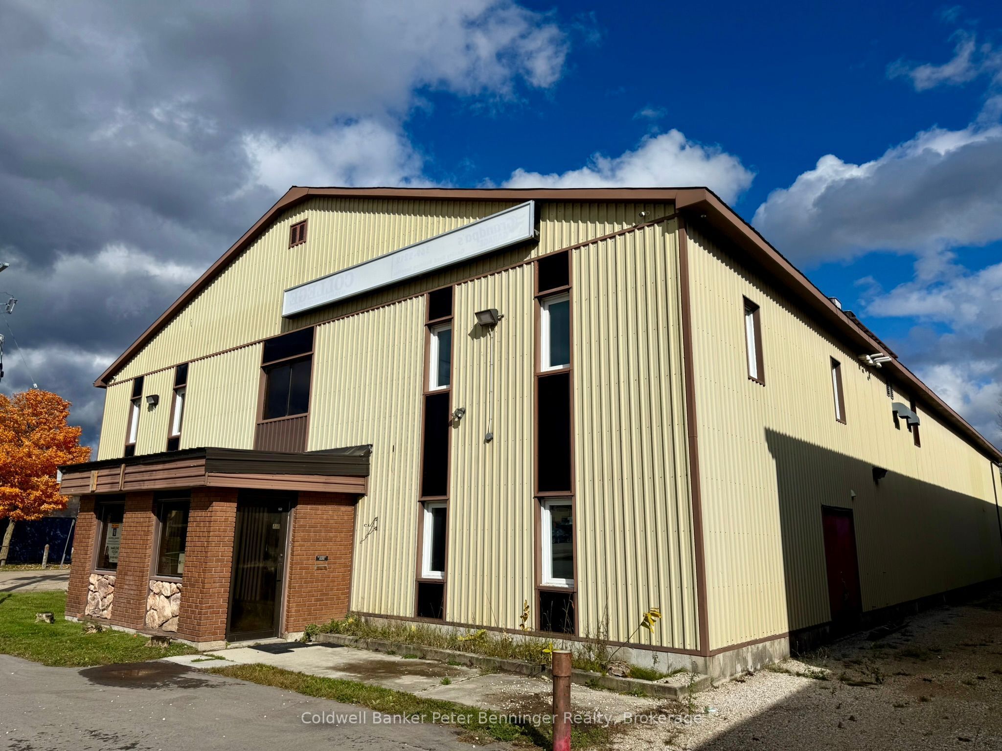 190 Elizabeth Street E